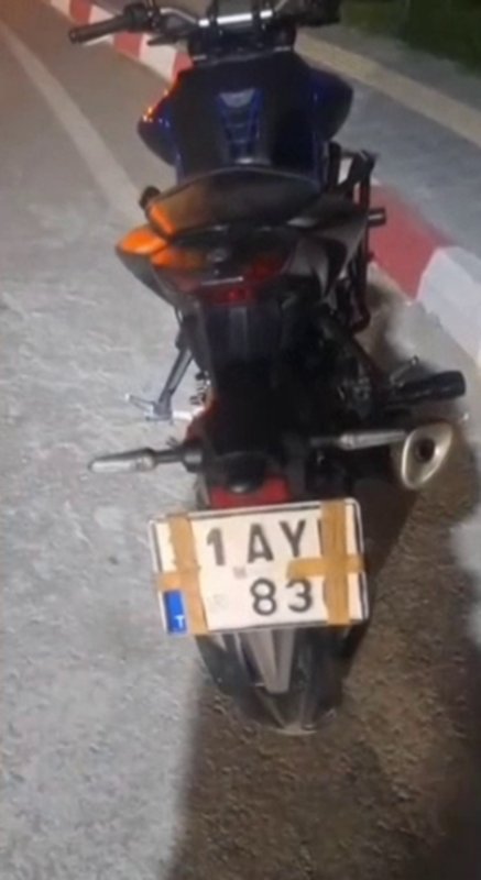 Plakayı yara bandıyla kapatan sürücü yakayı ele verdi