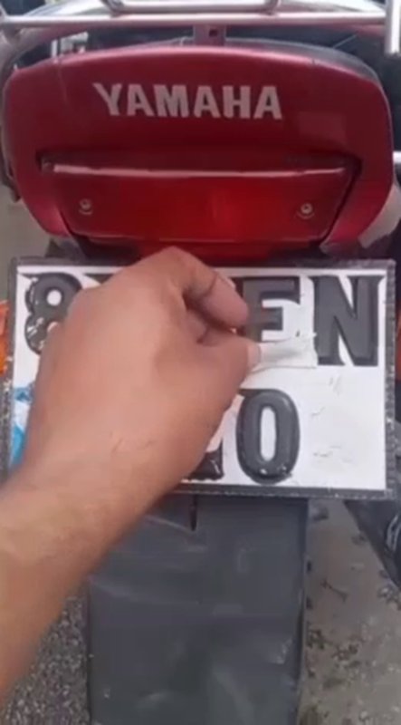 Plakayı yara bandıyla kapatan sürücü yakayı ele verdi