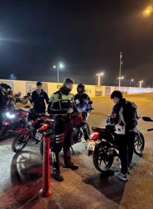 Plakayı yara bandıyla kapatan sürücü yakayı ele verdi