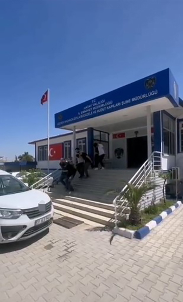 Hatay'da 21 kaçak göçmen yakalandı: 5 tutuklama