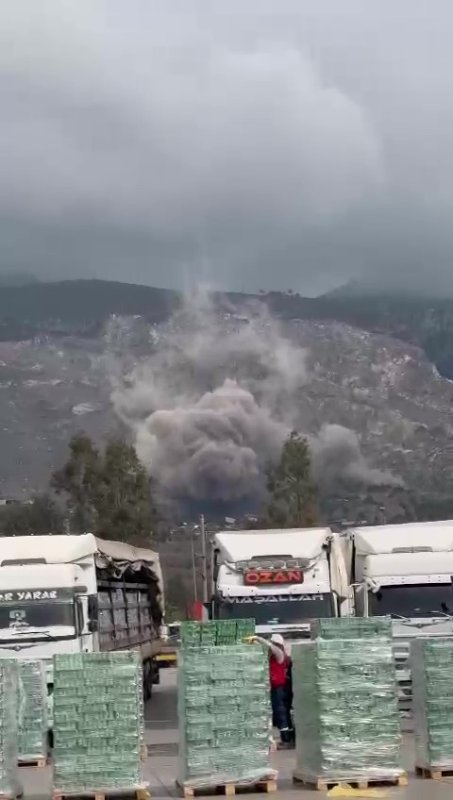 Depremzedeleri tedirgin eden patlamayla mahalle toz bulutu altında kaldı - Mahalle sakini Murat Yaşarsoy: "Patlamada biz deprem oluyor sandık" (Fotoğraflı) Ogün Aslan HATAY (İHA) - Hatay'ın İskenderun ilçesinde kent merkezine yakın bir noktada bulunan taş ocağında gerçekleştirilen patlamayla toz bulutu hakim oldu. Patlamanın etkisiyle depremzede vatandaşlar tedirgin olurken, mahallenin toz bulutu altında kaldığı anlar kameraya yansıdı. İskenderun'a bağlı Modernevler Mahallesi'nde yaşam alanlarına yakın bir noktada bulunan Anka Taş Ocağında gündüz saatlerinde dinamitle patlatma gerçekleştirildi. Patlamanın etkisiyle mahalle adeta toz bulutunun içerisinde kaldı. Vatandaşlar yaşadıkları zor anları ve kentin toz bulutu altında kaldığı anları cep telefonlarıyla görüntülediler. Vatandaşlar, asrın felaketinde yıkım yaşanan İskenderun'da yüksek miktarda dinamitle gerçekleştirilen ve deprem etkisi yaşatan patlamanın kendilerini tedirgin ettiğini ifade ettiler. "Deprem oluyor sandık" Patlamanın etkisiyle deprem olduğunu düşünen ve kendisini sokağa atan 37 yaşındaki Murat Yaşarsoy, "Herkes kuş sesi ile uyanırken, biz her gün dinamit sesleriyle tozlarla uyanıyoruz. Kapı ve penceremizi açamıyoruz, çamaşırlarımızı seremiyoruz" dedi. Şikayetçi olduklarını anlatan Yaşarsoy, "Bugün gerçekleştirilen patlamada biz deprem oluyor sandık. Dükkandan dışarıya kendimi attım, bir baktım toz bulutu bizim mahallenin üstüne çöktü" diye konuştu. "Her gün dinamit ve taş ocağının sesleriyle uyanıyoruz" Toz bulutunun mahalleyi esir aldığı anları görüntüleyen 32 yaşındaki Fırat Çepe, "Her gün dinamit sesleriyle, taş ocağının sesleriyle uyanıyoruz. Evde çocuklar her gün korkuyorlar" ifadelerini kullandı. "İstanbul'da olan depremler sonrası gerçekleştirilen patlamalar ayrıca korkutuyor" Çocuklarının taş ocağındaki patlamalarda sürekli korktuğunu söyleyen 42 yaşındaki Kemal Filge, "Gerçekten deprem gibi bir sarsıntı oluyor çocuklar da korkuyor. Biz de her gün korkuyoruz, ayrıca çok toz ve pislik oluyor. Her zaman balkonu ve her tarafı yıkamak zorunda kalıyoruz. İstanbul'da olan depremler sonrası gerçekleştirilen patlamalar ayrıca korkutuyor" şeklinde konuştu. "Mahallemizde yapılan taş ocağı çalışmaları gecenin geç saatine kadar devam etmektedir" Gecenin geç saatlerine kadar devam eden çalışmalardan dolayı rahatsızlık duyduğunu söyleyen 25 yaşındaki Murat Saran, "Mahallemizde yapılan taş ocağı çalışmalarından dolayı rahatsızlığımızı belirtmek istiyoruz. Mahallemizde yapılan taş ocağı çalışmaları gecenin geç saatine kadar devam etmektedir. Mahallemizde yapılan çalışmalar bizi deprem bölgesi olduğumuz için korkuya neden oluyor" dedi.