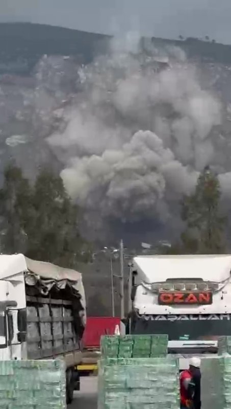 Depremzedeleri tedirgin eden patlamayla mahalle toz bulutu altında kaldı - Mahalle sakini Murat Yaşarsoy: "Patlamada biz deprem oluyor sandık" (Fotoğraflı) Ogün Aslan HATAY (İHA) - Hatay'ın İskenderun ilçesinde kent merkezine yakın bir noktada bulunan taş ocağında gerçekleştirilen patlamayla toz bulutu hakim oldu. Patlamanın etkisiyle depremzede vatandaşlar tedirgin olurken, mahallenin toz bulutu altında kaldığı anlar kameraya yansıdı. İskenderun'a bağlı Modernevler Mahallesi'nde yaşam alanlarına yakın bir noktada bulunan Anka Taş Ocağında gündüz saatlerinde dinamitle patlatma gerçekleştirildi. Patlamanın etkisiyle mahalle adeta toz bulutunun içerisinde kaldı. Vatandaşlar yaşadıkları zor anları ve kentin toz bulutu altında kaldığı anları cep telefonlarıyla görüntülediler. Vatandaşlar, asrın felaketinde yıkım yaşanan İskenderun'da yüksek miktarda dinamitle gerçekleştirilen ve deprem etkisi yaşatan patlamanın kendilerini tedirgin ettiğini ifade ettiler. "Deprem oluyor sandık" Patlamanın etkisiyle deprem olduğunu düşünen ve kendisini sokağa atan 37 yaşındaki Murat Yaşarsoy, "Herkes kuş sesi ile uyanırken, biz her gün dinamit sesleriyle tozlarla uyanıyoruz. Kapı ve penceremizi açamıyoruz, çamaşırlarımızı seremiyoruz" dedi. Şikayetçi olduklarını anlatan Yaşarsoy, "Bugün gerçekleştirilen patlamada biz deprem oluyor sandık. Dükkandan dışarıya kendimi attım, bir baktım toz bulutu bizim mahallenin üstüne çöktü" diye konuştu. "Her gün dinamit ve taş ocağının sesleriyle uyanıyoruz" Toz bulutunun mahalleyi esir aldığı anları görüntüleyen 32 yaşındaki Fırat Çepe, "Her gün dinamit sesleriyle, taş ocağının sesleriyle uyanıyoruz. Evde çocuklar her gün korkuyorlar" ifadelerini kullandı. "İstanbul'da olan depremler sonrası gerçekleştirilen patlamalar ayrıca korkutuyor" Çocuklarının taş ocağındaki patlamalarda sürekli korktuğunu söyleyen 42 yaşındaki Kemal Filge, "Gerçekten deprem gibi bir sarsıntı oluyor çocuklar da korkuyor. Biz de her gün korkuyoruz, ayrıca çok toz ve pislik oluyor. Her zaman balkonu ve her tarafı yıkamak zorunda kalıyoruz. İstanbul'da olan depremler sonrası gerçekleştirilen patlamalar ayrıca korkutuyor" şeklinde konuştu. "Mahallemizde yapılan taş ocağı çalışmaları gecenin geç saatine kadar devam etmektedir" Gecenin geç saatlerine kadar devam eden çalışmalardan dolayı rahatsızlık duyduğunu söyleyen 25 yaşındaki Murat Saran, "Mahallemizde yapılan taş ocağı çalışmalarından dolayı rahatsızlığımızı belirtmek istiyoruz. Mahallemizde yapılan taş ocağı çalışmaları gecenin geç saatine kadar devam etmektedir. Mahallemizde yapılan çalışmalar bizi deprem bölgesi olduğumuz için korkuya neden oluyor" dedi.