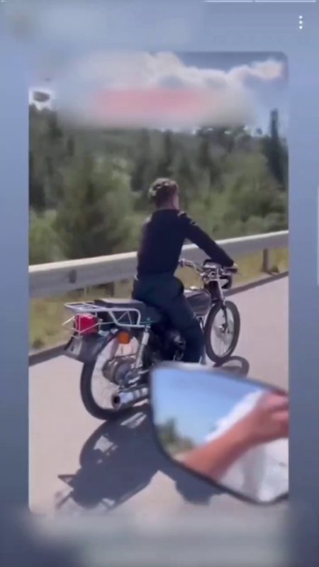 Otobanda motorun üzerine uzanarak ölüme yarış pahalıya patladı