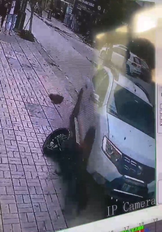 Fren yerine gaza basınca önünde ne varsa yıktı: O anlar kamerada (Fotoğraflı) HATAY (İHA) - Hatay’da sürücünün fren yerine gaza bastığı otomobil, kaldırıma çıkarak önüne gelen her şeyi yıktı. Aracın kaldırıma çıktığı anlar ve bir iş yerine metreler kala durması kameraya yansıdı. Kaza, İskenderun ilçesi Hürriyet Mahallesi’nde yaşandı. Cadde üzerinde ilerleyen 33 ANZ 514 plakalı otomobil, kadın sürücüsünün fren yerine gaza basmasıyla kaldırıma çıktı. Olay saniye saniye güvenlik kamerasına yansıdı. Kaldırıma çıkan araç; elektrikli bisikleti, dubaları ve ağaçları devirdi. O anlar saniye saniye güvenlik kamerasına yansıdı. Kazada yaralanan olmazken, yaşanan maddi hasar iki iş yerinin güvenlik kamerasına saniye saniye yansıdı.