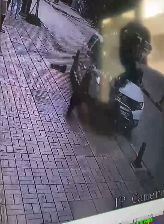 Fren yerine gaza basınca önünde ne varsa yıktı: O anlar kamerada (Fotoğraflı) HATAY (İHA) - Hatay’da sürücünün fren yerine gaza bastığı otomobil, kaldırıma çıkarak önüne gelen her şeyi yıktı. Aracın kaldırıma çıktığı anlar ve bir iş yerine metreler kala durması kameraya yansıdı. Kaza, İskenderun ilçesi Hürriyet Mahallesi’nde yaşandı. Cadde üzerinde ilerleyen 33 ANZ 514 plakalı otomobil, kadın sürücüsünün fren yerine gaza basmasıyla kaldırıma çıktı. Olay saniye saniye güvenlik kamerasına yansıdı. Kaldırıma çıkan araç; elektrikli bisikleti, dubaları ve ağaçları devirdi. O anlar saniye saniye güvenlik kamerasına yansıdı. Kazada yaralanan olmazken, yaşanan maddi hasar iki iş yerinin güvenlik kamerasına saniye saniye yansıdı.