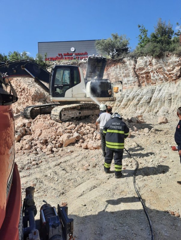 Altınözü’nde iş makinesi yangını