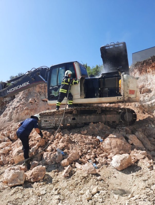 Altınözü’nde iş makinesi yangını