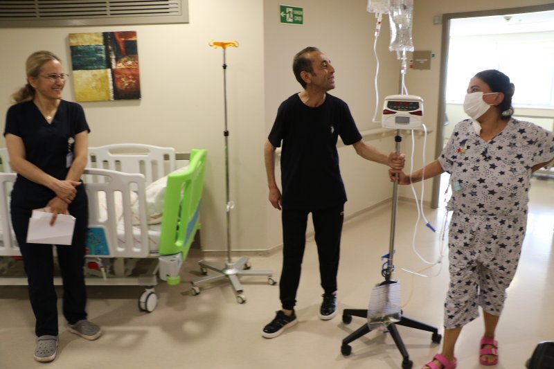 Hataylı Çiftin Sıra Dışı Aşkı Yaşamasına yüzde 1 ihtimal verilen çiftin sıra dışı aşkı - Çocukken diyalizde tanışan çift, 2 kez böbrek nakli olarak hayata tutundu (İHA) - Antalya'da 15 yıl boyunca diyalize girip kuzeninin bağışladığı böbrekle yaşama tutunan, 5 yıl sonra ise böbreğinde tekrar yetmezlik gelişince yüzde 1 uyum ihtimalinin gerçekleşmesiyle hayata tekrar tutunan Ali Özkul, çocuk yaşta diyalize girerken tanıştığı ve babasından aldığı böbrekle yaşama tutunan Dilber Özkul ile 4 yıl önce evlendi. Çiftten Dilber Özkul ise henüz evliliğinin ilk yılında tekrar börek nakli olmak zorunda kaldı. Yüzde 3 uyum ihtimali bulunan talihsiz kadın, kadavradan böbrek nakliyle tekrar yaşama kavuştu, çiftin yüzleri tekrar güldü. Hatay'da yaşayan Ali Özkul (47) ve Dilber Özkul (40), yaşadıkları böbrek sorunu nedeniyle çocukken diyalize başladı. 1993 yılında Ali Özkul 15 yıl boyunca diyalize girdikten sonra kuzenini bağışladığı böbrekle hayata tutundu, 5 yıl sonra ise nakil böbreği çalışmamaya başlayınca tekrar diyalize girmek zorunda kaldı. Vücudu antikor üreten Ali Özkul'un yüzde 99 çıkan PRA'sı, tekrar uyumlu böbrek bulma ihtimalini yüzde 1'e düşürdü. Sağlık Bakanlığı kadavra bekleme listesine alınan Özkul, 2015 yılında uyumlu çıkan donörle tekrar yaşamam tutunup, Denizli'de Diş Hastanesi'nde çalışmaya başladı. Biri yüzde 1, diğeri yüzde 3 ihtimal Yıllar önce çocukken tanıştığı Ali Özkul ile yolları ayrılan Dilber Özkul ise, 19 yıl boyunca diyalize girdikten sonra 2007 yılında babasından böbrek nakli oldu. Nakil sonrası 15 yıl boyunca sağlıklı bir şekilde yaşamını sürdüren Dilber Özkul'un yolu tekrar Ali Özkul ile kesişti. 2022 yılında evlenip mutlu bir yuva kuran çiftten Dilber Özkul'un henüz evliliğinin ilk yılında böbreği iflas etti. PRA'sı yüzde 97 olup yüzde 3 uyum ihtimali bulunan kadına, 1 Mayıs'ta Sağlık Bakanlığı kadavra listesinde yer alan bir böbrek uygun çıktı. Ellerini sımsıkı tuttular Medical Park Antalya Hastane Kompleksi'nde hemen ameliyata alınan Dilber Özkul, tekrar yaşama tutunmanın mutluluğunu bu sefer kendisiyle aynı durumu yaşayan eşiyle paylaştı. Birbirlerinin ellerini sımsıkı tutan çiftin mutluluğu ise gözlerine yansıdı. Bağışın önemine vurgu yaptı Nakil süreciyle ilgili açıklamalarda bulunan Medical Park Hastane Kompleksi'nden Genel Cerrahi Uzmanı Prof. Dr. İbrahim Aliosmanoğlu, çiftin sağlık durumlarının iyi olduğunu belirtti. Kadavra bağışın önemine dikkat çeken Prof. Dr. Aliosmanoğlu, "Gencecik bir insanın yeniden hayata dönmesi ve iş hayatına topluma kazandırılması sadece canlı vericiyle olmayacak bir durum. Çünkü bu şans çok çok düşüktü ve kadavra bağışı sayesinde bu hasta kurtarılmış oldu. Ülkemizde ciddi sayıda aslında beyin ölümü tanısı konuluyor. Ama maalesef bunların çok az kısmının organları bağışlanıyor. 2 bin bağıştan ortalama 300-400 arası sadece aile izniyle bağışa dönüşüyor ve bunun da yine bir kısmını kullanamıyoruz. Daha düşük miktarını nakil olarak gerçekleştiriyoruz. Özellikle bekleme listelerinde yaklaşık 30 bin civarı diyalize giren hasta bir umutla böbrek naklini bekliyor. Bu yüzden kadavra bağış oranını artırdığımızda ve özellikle bir beyin ölümü tanısı konulup da aile izni sayısını artırdığımızda organ bekleyen hastalara daha büyük fayda sağlayacağız ve onlara daha çok umut olacağız" dedi. "Her zaman çare var" Nakil sonrası sağlığına tekrar kavuşmanın mutluluğunu yaşayan Dilber Özkul ise, "Hiç umutsuzluğa kapılmadım ve inanıyordum. Çok şükür, sağlığıma kavuştum. Herkes azmetmeli, pes etmemeli. O kadar mutlu oldum ki. Umut olsun istiyorum gerçekten. İkinci nakil olsun, üçüncü nakil olsun. Bunları kesinlikle atlamasınlar. Her zaman çare var. Yani bu rahatlığa kavuştuğum için çok şükür. Herkesin kadavraya yazılmasını istiyorum" dedi. "Daha güzel günler yaşayacağız" Eşiyle birlikte yolunun yıllar sonrası kesişmesiyle ayrı bir mutluluk yaşadığını da dile getiren Özkul, "Eşimle gençken diyalize birlikte giriyorduk. Ondan sonra eşimin Ankara'ya yolu düştü. Sonra yollarımız ayrıldı. Sonradan tekrar burada birleşti. Ve burada daha mutlu olduk. Daha güzel günler yaşayacağız inşallah" ifadelerini kullandı. "O duyguları anlatamazsınız" Ali Özkul da duygularını anlatmakta güçlük çekerek, "O duyguları anlatamazsınız, çok sevinçli ve mutluyum. Eşimle aynı mutluluğu paylaşıyoruz" diye konuştu.