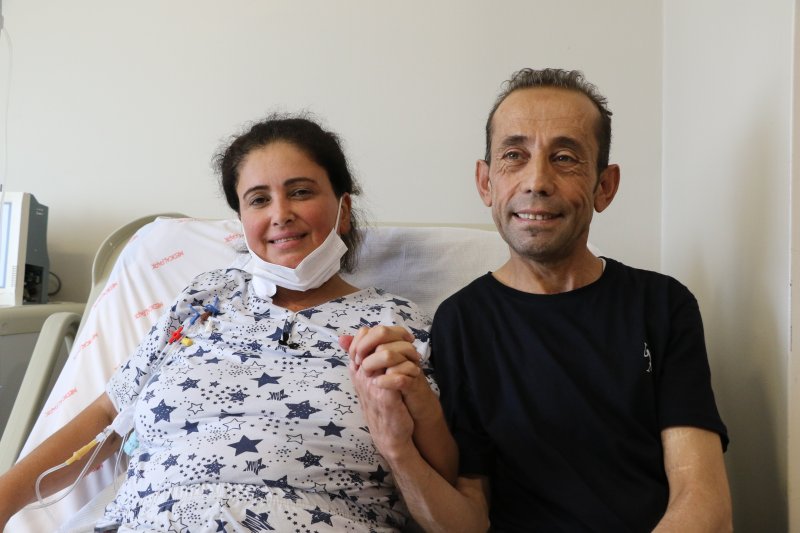 Hataylı Çiftin Sıra Dışı Aşkı Yaşamasına yüzde 1 ihtimal verilen çiftin sıra dışı aşkı - Çocukken diyalizde tanışan çift, 2 kez böbrek nakli olarak hayata tutundu (İHA) - Antalya'da 15 yıl boyunca diyalize girip kuzeninin bağışladığı böbrekle yaşama tutunan, 5 yıl sonra ise böbreğinde tekrar yetmezlik gelişince yüzde 1 uyum ihtimalinin gerçekleşmesiyle hayata tekrar tutunan Ali Özkul, çocuk yaşta diyalize girerken tanıştığı ve babasından aldığı böbrekle yaşama tutunan Dilber Özkul ile 4 yıl önce evlendi. Çiftten Dilber Özkul ise henüz evliliğinin ilk yılında tekrar börek nakli olmak zorunda kaldı. Yüzde 3 uyum ihtimali bulunan talihsiz kadın, kadavradan böbrek nakliyle tekrar yaşama kavuştu, çiftin yüzleri tekrar güldü. Hatay'da yaşayan Ali Özkul (47) ve Dilber Özkul (40), yaşadıkları böbrek sorunu nedeniyle çocukken diyalize başladı. 1993 yılında Ali Özkul 15 yıl boyunca diyalize girdikten sonra kuzenini bağışladığı böbrekle hayata tutundu, 5 yıl sonra ise nakil böbreği çalışmamaya başlayınca tekrar diyalize girmek zorunda kaldı. Vücudu antikor üreten Ali Özkul'un yüzde 99 çıkan PRA'sı, tekrar uyumlu böbrek bulma ihtimalini yüzde 1'e düşürdü. Sağlık Bakanlığı kadavra bekleme listesine alınan Özkul, 2015 yılında uyumlu çıkan donörle tekrar yaşamam tutunup, Denizli'de Diş Hastanesi'nde çalışmaya başladı. Biri yüzde 1, diğeri yüzde 3 ihtimal Yıllar önce çocukken tanıştığı Ali Özkul ile yolları ayrılan Dilber Özkul ise, 19 yıl boyunca diyalize girdikten sonra 2007 yılında babasından böbrek nakli oldu. Nakil sonrası 15 yıl boyunca sağlıklı bir şekilde yaşamını sürdüren Dilber Özkul'un yolu tekrar Ali Özkul ile kesişti. 2022 yılında evlenip mutlu bir yuva kuran çiftten Dilber Özkul'un henüz evliliğinin ilk yılında böbreği iflas etti. PRA'sı yüzde 97 olup yüzde 3 uyum ihtimali bulunan kadına, 1 Mayıs'ta Sağlık Bakanlığı kadavra listesinde yer alan bir böbrek uygun çıktı. Ellerini sımsıkı tuttular Medical Park Antalya Hastane Kompleksi'nde hemen ameliyata alınan Dilber Özkul, tekrar yaşama tutunmanın mutluluğunu bu sefer kendisiyle aynı durumu yaşayan eşiyle paylaştı. Birbirlerinin ellerini sımsıkı tutan çiftin mutluluğu ise gözlerine yansıdı. Bağışın önemine vurgu yaptı Nakil süreciyle ilgili açıklamalarda bulunan Medical Park Hastane Kompleksi'nden Genel Cerrahi Uzmanı Prof. Dr. İbrahim Aliosmanoğlu, çiftin sağlık durumlarının iyi olduğunu belirtti. Kadavra bağışın önemine dikkat çeken Prof. Dr. Aliosmanoğlu, "Gencecik bir insanın yeniden hayata dönmesi ve iş hayatına topluma kazandırılması sadece canlı vericiyle olmayacak bir durum. Çünkü bu şans çok çok düşüktü ve kadavra bağışı sayesinde bu hasta kurtarılmış oldu. Ülkemizde ciddi sayıda aslında beyin ölümü tanısı konuluyor. Ama maalesef bunların çok az kısmının organları bağışlanıyor. 2 bin bağıştan ortalama 300-400 arası sadece aile izniyle bağışa dönüşüyor ve bunun da yine bir kısmını kullanamıyoruz. Daha düşük miktarını nakil olarak gerçekleştiriyoruz. Özellikle bekleme listelerinde yaklaşık 30 bin civarı diyalize giren hasta bir umutla böbrek naklini bekliyor. Bu yüzden kadavra bağış oranını artırdığımızda ve özellikle bir beyin ölümü tanısı konulup da aile izni sayısını artırdığımızda organ bekleyen hastalara daha büyük fayda sağlayacağız ve onlara daha çok umut olacağız" dedi. "Her zaman çare var" Nakil sonrası sağlığına tekrar kavuşmanın mutluluğunu yaşayan Dilber Özkul ise, "Hiç umutsuzluğa kapılmadım ve inanıyordum. Çok şükür, sağlığıma kavuştum. Herkes azmetmeli, pes etmemeli. O kadar mutlu oldum ki. Umut olsun istiyorum gerçekten. İkinci nakil olsun, üçüncü nakil olsun. Bunları kesinlikle atlamasınlar. Her zaman çare var. Yani bu rahatlığa kavuştuğum için çok şükür. Herkesin kadavraya yazılmasını istiyorum" dedi. "Daha güzel günler yaşayacağız" Eşiyle birlikte yolunun yıllar sonrası kesişmesiyle ayrı bir mutluluk yaşadığını da dile getiren Özkul, "Eşimle gençken diyalize birlikte giriyorduk. Ondan sonra eşimin Ankara'ya yolu düştü. Sonra yollarımız ayrıldı. Sonradan tekrar burada birleşti. Ve burada daha mutlu olduk. Daha güzel günler yaşayacağız inşallah" ifadelerini kullandı. "O duyguları anlatamazsınız" Ali Özkul da duygularını anlatmakta güçlük çekerek, "O duyguları anlatamazsınız, çok sevinçli ve mutluyum. Eşimle aynı mutluluğu paylaşıyoruz" diye konuştu.
