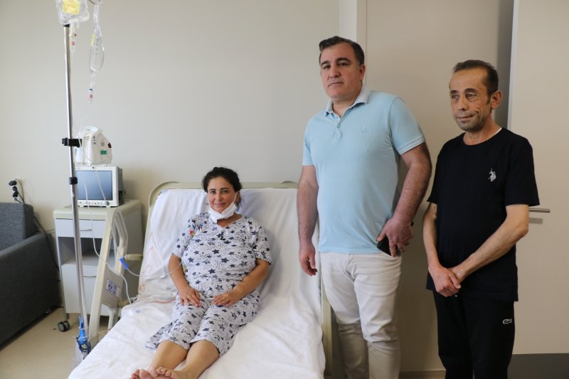 Hataylı Çiftin Sıra Dışı Aşkı Yaşamasına yüzde 1 ihtimal verilen çiftin sıra dışı aşkı - Çocukken diyalizde tanışan çift, 2 kez böbrek nakli olarak hayata tutundu (İHA) - Antalya'da 15 yıl boyunca diyalize girip kuzeninin bağışladığı böbrekle yaşama tutunan, 5 yıl sonra ise böbreğinde tekrar yetmezlik gelişince yüzde 1 uyum ihtimalinin gerçekleşmesiyle hayata tekrar tutunan Ali Özkul, çocuk yaşta diyalize girerken tanıştığı ve babasından aldığı böbrekle yaşama tutunan Dilber Özkul ile 4 yıl önce evlendi. Çiftten Dilber Özkul ise henüz evliliğinin ilk yılında tekrar börek nakli olmak zorunda kaldı. Yüzde 3 uyum ihtimali bulunan talihsiz kadın, kadavradan böbrek nakliyle tekrar yaşama kavuştu, çiftin yüzleri tekrar güldü. Hatay'da yaşayan Ali Özkul (47) ve Dilber Özkul (40), yaşadıkları böbrek sorunu nedeniyle çocukken diyalize başladı. 1993 yılında Ali Özkul 15 yıl boyunca diyalize girdikten sonra kuzenini bağışladığı böbrekle hayata tutundu, 5 yıl sonra ise nakil böbreği çalışmamaya başlayınca tekrar diyalize girmek zorunda kaldı. Vücudu antikor üreten Ali Özkul'un yüzde 99 çıkan PRA'sı, tekrar uyumlu böbrek bulma ihtimalini yüzde 1'e düşürdü. Sağlık Bakanlığı kadavra bekleme listesine alınan Özkul, 2015 yılında uyumlu çıkan donörle tekrar yaşamam tutunup, Denizli'de Diş Hastanesi'nde çalışmaya başladı. Biri yüzde 1, diğeri yüzde 3 ihtimal Yıllar önce çocukken tanıştığı Ali Özkul ile yolları ayrılan Dilber Özkul ise, 19 yıl boyunca diyalize girdikten sonra 2007 yılında babasından böbrek nakli oldu. Nakil sonrası 15 yıl boyunca sağlıklı bir şekilde yaşamını sürdüren Dilber Özkul'un yolu tekrar Ali Özkul ile kesişti. 2022 yılında evlenip mutlu bir yuva kuran çiftten Dilber Özkul'un henüz evliliğinin ilk yılında böbreği iflas etti. PRA'sı yüzde 97 olup yüzde 3 uyum ihtimali bulunan kadına, 1 Mayıs'ta Sağlık Bakanlığı kadavra listesinde yer alan bir böbrek uygun çıktı. Ellerini sımsıkı tuttular Medical Park Antalya Hastane Kompleksi'nde hemen ameliyata alınan Dilber Özkul, tekrar yaşama tutunmanın mutluluğunu bu sefer kendisiyle aynı durumu yaşayan eşiyle paylaştı. Birbirlerinin ellerini sımsıkı tutan çiftin mutluluğu ise gözlerine yansıdı. Bağışın önemine vurgu yaptı Nakil süreciyle ilgili açıklamalarda bulunan Medical Park Hastane Kompleksi'nden Genel Cerrahi Uzmanı Prof. Dr. İbrahim Aliosmanoğlu, çiftin sağlık durumlarının iyi olduğunu belirtti. Kadavra bağışın önemine dikkat çeken Prof. Dr. Aliosmanoğlu, "Gencecik bir insanın yeniden hayata dönmesi ve iş hayatına topluma kazandırılması sadece canlı vericiyle olmayacak bir durum. Çünkü bu şans çok çok düşüktü ve kadavra bağışı sayesinde bu hasta kurtarılmış oldu. Ülkemizde ciddi sayıda aslında beyin ölümü tanısı konuluyor. Ama maalesef bunların çok az kısmının organları bağışlanıyor. 2 bin bağıştan ortalama 300-400 arası sadece aile izniyle bağışa dönüşüyor ve bunun da yine bir kısmını kullanamıyoruz. Daha düşük miktarını nakil olarak gerçekleştiriyoruz. Özellikle bekleme listelerinde yaklaşık 30 bin civarı diyalize giren hasta bir umutla böbrek naklini bekliyor. Bu yüzden kadavra bağış oranını artırdığımızda ve özellikle bir beyin ölümü tanısı konulup da aile izni sayısını artırdığımızda organ bekleyen hastalara daha büyük fayda sağlayacağız ve onlara daha çok umut olacağız" dedi. "Her zaman çare var" Nakil sonrası sağlığına tekrar kavuşmanın mutluluğunu yaşayan Dilber Özkul ise, "Hiç umutsuzluğa kapılmadım ve inanıyordum. Çok şükür, sağlığıma kavuştum. Herkes azmetmeli, pes etmemeli. O kadar mutlu oldum ki. Umut olsun istiyorum gerçekten. İkinci nakil olsun, üçüncü nakil olsun. Bunları kesinlikle atlamasınlar. Her zaman çare var. Yani bu rahatlığa kavuştuğum için çok şükür. Herkesin kadavraya yazılmasını istiyorum" dedi. "Daha güzel günler yaşayacağız" Eşiyle birlikte yolunun yıllar sonrası kesişmesiyle ayrı bir mutluluk yaşadığını da dile getiren Özkul, "Eşimle gençken diyalize birlikte giriyorduk. Ondan sonra eşimin Ankara'ya yolu düştü. Sonra yollarımız ayrıldı. Sonradan tekrar burada birleşti. Ve burada daha mutlu olduk. Daha güzel günler yaşayacağız inşallah" ifadelerini kullandı. "O duyguları anlatamazsınız" Ali Özkul da duygularını anlatmakta güçlük çekerek, "O duyguları anlatamazsınız, çok sevinçli ve mutluyum. Eşimle aynı mutluluğu paylaşıyoruz" diye konuştu.