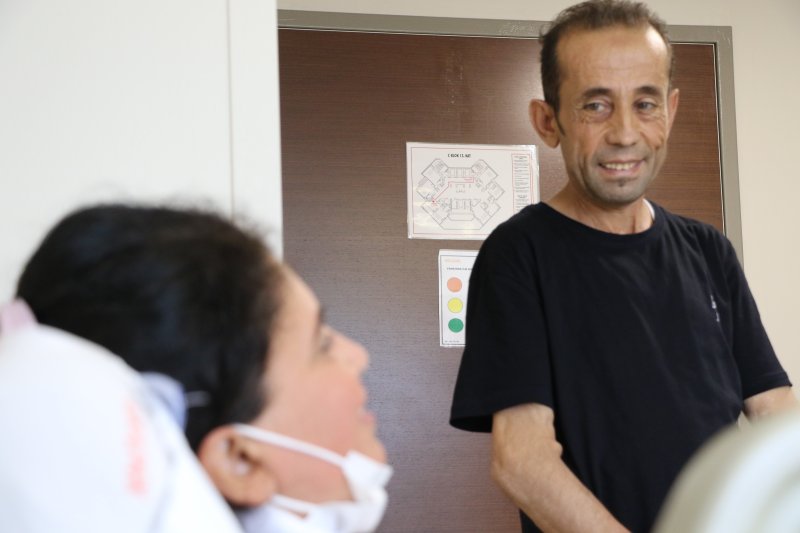 Hataylı Çiftin Sıra Dışı Aşkı Yaşamasına yüzde 1 ihtimal verilen çiftin sıra dışı aşkı - Çocukken diyalizde tanışan çift, 2 kez böbrek nakli olarak hayata tutundu (İHA) - Antalya'da 15 yıl boyunca diyalize girip kuzeninin bağışladığı böbrekle yaşama tutunan, 5 yıl sonra ise böbreğinde tekrar yetmezlik gelişince yüzde 1 uyum ihtimalinin gerçekleşmesiyle hayata tekrar tutunan Ali Özkul, çocuk yaşta diyalize girerken tanıştığı ve babasından aldığı böbrekle yaşama tutunan Dilber Özkul ile 4 yıl önce evlendi. Çiftten Dilber Özkul ise henüz evliliğinin ilk yılında tekrar börek nakli olmak zorunda kaldı. Yüzde 3 uyum ihtimali bulunan talihsiz kadın, kadavradan böbrek nakliyle tekrar yaşama kavuştu, çiftin yüzleri tekrar güldü. Hatay'da yaşayan Ali Özkul (47) ve Dilber Özkul (40), yaşadıkları böbrek sorunu nedeniyle çocukken diyalize başladı. 1993 yılında Ali Özkul 15 yıl boyunca diyalize girdikten sonra kuzenini bağışladığı böbrekle hayata tutundu, 5 yıl sonra ise nakil böbreği çalışmamaya başlayınca tekrar diyalize girmek zorunda kaldı. Vücudu antikor üreten Ali Özkul'un yüzde 99 çıkan PRA'sı, tekrar uyumlu böbrek bulma ihtimalini yüzde 1'e düşürdü. Sağlık Bakanlığı kadavra bekleme listesine alınan Özkul, 2015 yılında uyumlu çıkan donörle tekrar yaşamam tutunup, Denizli'de Diş Hastanesi'nde çalışmaya başladı. Biri yüzde 1, diğeri yüzde 3 ihtimal Yıllar önce çocukken tanıştığı Ali Özkul ile yolları ayrılan Dilber Özkul ise, 19 yıl boyunca diyalize girdikten sonra 2007 yılında babasından böbrek nakli oldu. Nakil sonrası 15 yıl boyunca sağlıklı bir şekilde yaşamını sürdüren Dilber Özkul'un yolu tekrar Ali Özkul ile kesişti. 2022 yılında evlenip mutlu bir yuva kuran çiftten Dilber Özkul'un henüz evliliğinin ilk yılında böbreği iflas etti. PRA'sı yüzde 97 olup yüzde 3 uyum ihtimali bulunan kadına, 1 Mayıs'ta Sağlık Bakanlığı kadavra listesinde yer alan bir böbrek uygun çıktı. Ellerini sımsıkı tuttular Medical Park Antalya Hastane Kompleksi'nde hemen ameliyata alınan Dilber Özkul, tekrar yaşama tutunmanın mutluluğunu bu sefer kendisiyle aynı durumu yaşayan eşiyle paylaştı. Birbirlerinin ellerini sımsıkı tutan çiftin mutluluğu ise gözlerine yansıdı. Bağışın önemine vurgu yaptı Nakil süreciyle ilgili açıklamalarda bulunan Medical Park Hastane Kompleksi'nden Genel Cerrahi Uzmanı Prof. Dr. İbrahim Aliosmanoğlu, çiftin sağlık durumlarının iyi olduğunu belirtti. Kadavra bağışın önemine dikkat çeken Prof. Dr. Aliosmanoğlu, "Gencecik bir insanın yeniden hayata dönmesi ve iş hayatına topluma kazandırılması sadece canlı vericiyle olmayacak bir durum. Çünkü bu şans çok çok düşüktü ve kadavra bağışı sayesinde bu hasta kurtarılmış oldu. Ülkemizde ciddi sayıda aslında beyin ölümü tanısı konuluyor. Ama maalesef bunların çok az kısmının organları bağışlanıyor. 2 bin bağıştan ortalama 300-400 arası sadece aile izniyle bağışa dönüşüyor ve bunun da yine bir kısmını kullanamıyoruz. Daha düşük miktarını nakil olarak gerçekleştiriyoruz. Özellikle bekleme listelerinde yaklaşık 30 bin civarı diyalize giren hasta bir umutla böbrek naklini bekliyor. Bu yüzden kadavra bağış oranını artırdığımızda ve özellikle bir beyin ölümü tanısı konulup da aile izni sayısını artırdığımızda organ bekleyen hastalara daha büyük fayda sağlayacağız ve onlara daha çok umut olacağız" dedi. "Her zaman çare var" Nakil sonrası sağlığına tekrar kavuşmanın mutluluğunu yaşayan Dilber Özkul ise, "Hiç umutsuzluğa kapılmadım ve inanıyordum. Çok şükür, sağlığıma kavuştum. Herkes azmetmeli, pes etmemeli. O kadar mutlu oldum ki. Umut olsun istiyorum gerçekten. İkinci nakil olsun, üçüncü nakil olsun. Bunları kesinlikle atlamasınlar. Her zaman çare var. Yani bu rahatlığa kavuştuğum için çok şükür. Herkesin kadavraya yazılmasını istiyorum" dedi. "Daha güzel günler yaşayacağız" Eşiyle birlikte yolunun yıllar sonrası kesişmesiyle ayrı bir mutluluk yaşadığını da dile getiren Özkul, "Eşimle gençken diyalize birlikte giriyorduk. Ondan sonra eşimin Ankara'ya yolu düştü. Sonra yollarımız ayrıldı. Sonradan tekrar burada birleşti. Ve burada daha mutlu olduk. Daha güzel günler yaşayacağız inşallah" ifadelerini kullandı. "O duyguları anlatamazsınız" Ali Özkul da duygularını anlatmakta güçlük çekerek, "O duyguları anlatamazsınız, çok sevinçli ve mutluyum. Eşimle aynı mutluluğu paylaşıyoruz" diye konuştu.