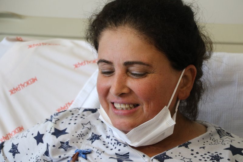 Hataylı Çiftin Sıra Dışı Aşkı Yaşamasına yüzde 1 ihtimal verilen çiftin sıra dışı aşkı - Çocukken diyalizde tanışan çift, 2 kez böbrek nakli olarak hayata tutundu (İHA) - Antalya'da 15 yıl boyunca diyalize girip kuzeninin bağışladığı böbrekle yaşama tutunan, 5 yıl sonra ise böbreğinde tekrar yetmezlik gelişince yüzde 1 uyum ihtimalinin gerçekleşmesiyle hayata tekrar tutunan Ali Özkul, çocuk yaşta diyalize girerken tanıştığı ve babasından aldığı böbrekle yaşama tutunan Dilber Özkul ile 4 yıl önce evlendi. Çiftten Dilber Özkul ise henüz evliliğinin ilk yılında tekrar börek nakli olmak zorunda kaldı. Yüzde 3 uyum ihtimali bulunan talihsiz kadın, kadavradan böbrek nakliyle tekrar yaşama kavuştu, çiftin yüzleri tekrar güldü. Hatay'da yaşayan Ali Özkul (47) ve Dilber Özkul (40), yaşadıkları böbrek sorunu nedeniyle çocukken diyalize başladı. 1993 yılında Ali Özkul 15 yıl boyunca diyalize girdikten sonra kuzenini bağışladığı böbrekle hayata tutundu, 5 yıl sonra ise nakil böbreği çalışmamaya başlayınca tekrar diyalize girmek zorunda kaldı. Vücudu antikor üreten Ali Özkul'un yüzde 99 çıkan PRA'sı, tekrar uyumlu böbrek bulma ihtimalini yüzde 1'e düşürdü. Sağlık Bakanlığı kadavra bekleme listesine alınan Özkul, 2015 yılında uyumlu çıkan donörle tekrar yaşamam tutunup, Denizli'de Diş Hastanesi'nde çalışmaya başladı. Biri yüzde 1, diğeri yüzde 3 ihtimal Yıllar önce çocukken tanıştığı Ali Özkul ile yolları ayrılan Dilber Özkul ise, 19 yıl boyunca diyalize girdikten sonra 2007 yılında babasından böbrek nakli oldu. Nakil sonrası 15 yıl boyunca sağlıklı bir şekilde yaşamını sürdüren Dilber Özkul'un yolu tekrar Ali Özkul ile kesişti. 2022 yılında evlenip mutlu bir yuva kuran çiftten Dilber Özkul'un henüz evliliğinin ilk yılında böbreği iflas etti. PRA'sı yüzde 97 olup yüzde 3 uyum ihtimali bulunan kadına, 1 Mayıs'ta Sağlık Bakanlığı kadavra listesinde yer alan bir böbrek uygun çıktı. Ellerini sımsıkı tuttular Medical Park Antalya Hastane Kompleksi'nde hemen ameliyata alınan Dilber Özkul, tekrar yaşama tutunmanın mutluluğunu bu sefer kendisiyle aynı durumu yaşayan eşiyle paylaştı. Birbirlerinin ellerini sımsıkı tutan çiftin mutluluğu ise gözlerine yansıdı. Bağışın önemine vurgu yaptı Nakil süreciyle ilgili açıklamalarda bulunan Medical Park Hastane Kompleksi'nden Genel Cerrahi Uzmanı Prof. Dr. İbrahim Aliosmanoğlu, çiftin sağlık durumlarının iyi olduğunu belirtti. Kadavra bağışın önemine dikkat çeken Prof. Dr. Aliosmanoğlu, "Gencecik bir insanın yeniden hayata dönmesi ve iş hayatına topluma kazandırılması sadece canlı vericiyle olmayacak bir durum. Çünkü bu şans çok çok düşüktü ve kadavra bağışı sayesinde bu hasta kurtarılmış oldu. Ülkemizde ciddi sayıda aslında beyin ölümü tanısı konuluyor. Ama maalesef bunların çok az kısmının organları bağışlanıyor. 2 bin bağıştan ortalama 300-400 arası sadece aile izniyle bağışa dönüşüyor ve bunun da yine bir kısmını kullanamıyoruz. Daha düşük miktarını nakil olarak gerçekleştiriyoruz. Özellikle bekleme listelerinde yaklaşık 30 bin civarı diyalize giren hasta bir umutla böbrek naklini bekliyor. Bu yüzden kadavra bağış oranını artırdığımızda ve özellikle bir beyin ölümü tanısı konulup da aile izni sayısını artırdığımızda organ bekleyen hastalara daha büyük fayda sağlayacağız ve onlara daha çok umut olacağız" dedi. "Her zaman çare var" Nakil sonrası sağlığına tekrar kavuşmanın mutluluğunu yaşayan Dilber Özkul ise, "Hiç umutsuzluğa kapılmadım ve inanıyordum. Çok şükür, sağlığıma kavuştum. Herkes azmetmeli, pes etmemeli. O kadar mutlu oldum ki. Umut olsun istiyorum gerçekten. İkinci nakil olsun, üçüncü nakil olsun. Bunları kesinlikle atlamasınlar. Her zaman çare var. Yani bu rahatlığa kavuştuğum için çok şükür. Herkesin kadavraya yazılmasını istiyorum" dedi. "Daha güzel günler yaşayacağız" Eşiyle birlikte yolunun yıllar sonrası kesişmesiyle ayrı bir mutluluk yaşadığını da dile getiren Özkul, "Eşimle gençken diyalize birlikte giriyorduk. Ondan sonra eşimin Ankara'ya yolu düştü. Sonra yollarımız ayrıldı. Sonradan tekrar burada birleşti. Ve burada daha mutlu olduk. Daha güzel günler yaşayacağız inşallah" ifadelerini kullandı. "O duyguları anlatamazsınız" Ali Özkul da duygularını anlatmakta güçlük çekerek, "O duyguları anlatamazsınız, çok sevinçli ve mutluyum. Eşimle aynı mutluluğu paylaşıyoruz" diye konuştu.