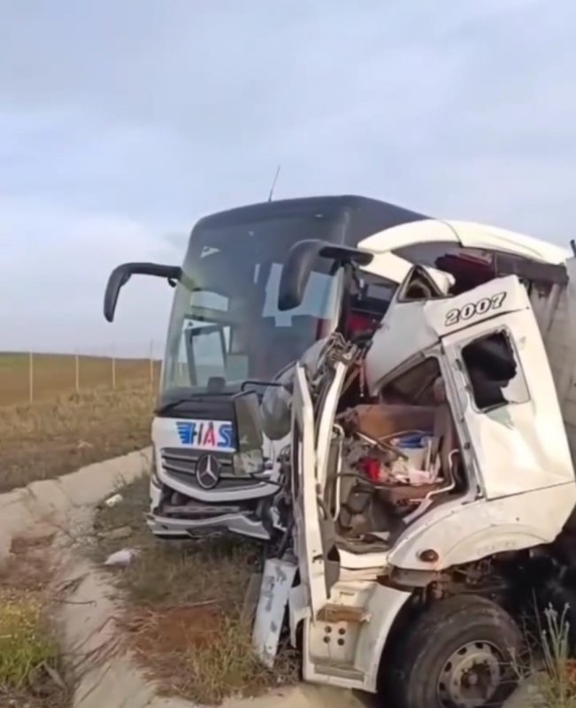 Hatay Otobüsü Kaza Yaptı 1 Ölü 5 Yaralı Ankara'da kamyon ile yolcu otobüsü çarpıştı: 1 ölü, 5 yaralı (İHA) - Ankara - Niğde Karayolunda kontrolden çıkan kamyonun, şehirlerarası yolcu otobüsüne arkadan çarpması nedeniyle meydana gelen trafik kazasında 1 kişi hayatını kaybetti, 5 kişi yaralandı. Kaza, Ankara - Niğde Karayolu’nun 153’ncü kilometresinde meydana geldi. Alınan bilgilere göre, sürücüsünün kontrolünü kaybettiği kamyon, İstanbul - Hatay seferini gerçekleştiren ve Has Turizm şirketine ait olan Mercedes marka yolcu otobüsüne arkadan çarptı. Kazanın ardından çevredekilerin ihbarı üzerine bölgeye jandarma ve sağlık ekipleri sevk edildi. Kamyon şoförünün hayatını kaybetmesine neden olan kazada otobüsteki 5 yolcunun da yaralandığı öğrenildi. Yaralılar ilk müdahalenin ardından çevre hastanelere nakledilirken kazayla ilgili incelemelerin devam ettiği öğrenildi.