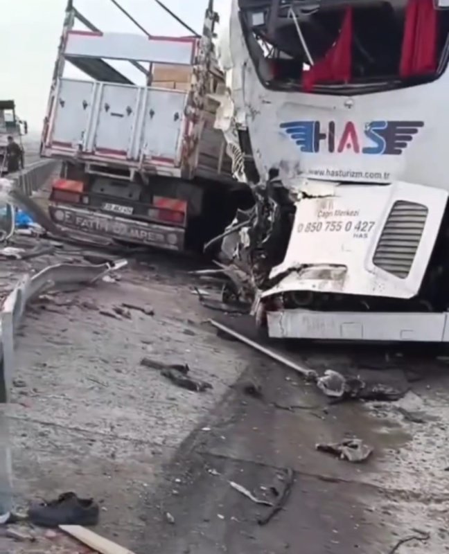 Hatay Otobüsü Kaza Yaptı 1 Ölü 5 Yaralı Ankara'da kamyon ile yolcu otobüsü çarpıştı: 1 ölü, 5 yaralı (İHA) - Ankara - Niğde Karayolunda kontrolden çıkan kamyonun, şehirlerarası yolcu otobüsüne arkadan çarpması nedeniyle meydana gelen trafik kazasında 1 kişi hayatını kaybetti, 5 kişi yaralandı. Kaza, Ankara - Niğde Karayolu’nun 153’ncü kilometresinde meydana geldi. Alınan bilgilere göre, sürücüsünün kontrolünü kaybettiği kamyon, İstanbul - Hatay seferini gerçekleştiren ve Has Turizm şirketine ait olan Mercedes marka yolcu otobüsüne arkadan çarptı. Kazanın ardından çevredekilerin ihbarı üzerine bölgeye jandarma ve sağlık ekipleri sevk edildi. Kamyon şoförünün hayatını kaybetmesine neden olan kazada otobüsteki 5 yolcunun da yaralandığı öğrenildi. Yaralılar ilk müdahalenin ardından çevre hastanelere nakledilirken kazayla ilgili incelemelerin devam ettiği öğrenildi.