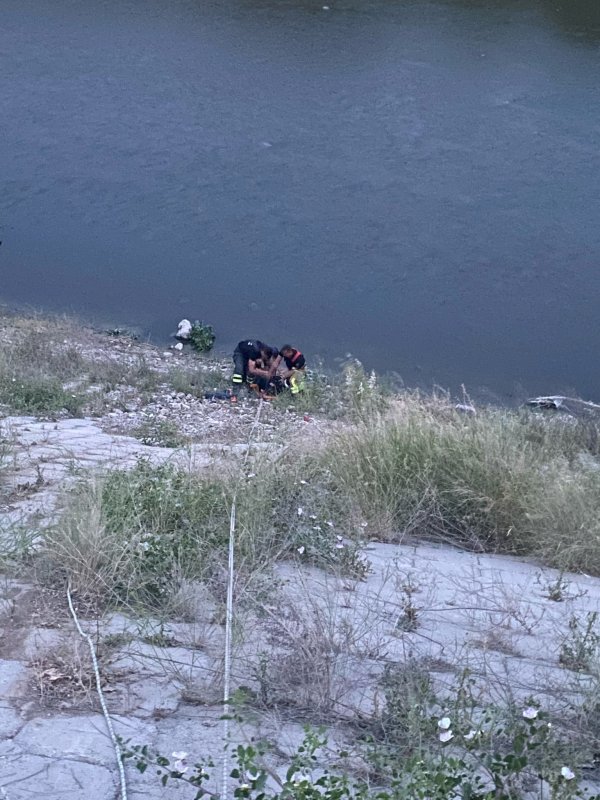 Asi Nehrinde mahsur kalan vatandaşı itfaiye ekipleri kurtardı