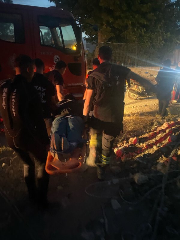 Asi Nehrinde mahsur kalan vatandaşı itfaiye ekipleri kurtardı