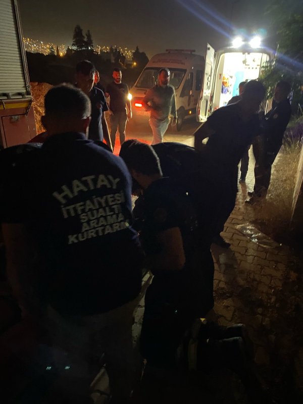 Asi Nehrinde mahsur kalan vatandaşı itfaiye ekipleri kurtardı