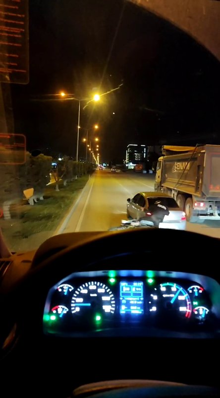 Yola savrulan 2 kişiye aldırış etmeyen sürücü arkasına bile bakmadı, o anlar kamerada