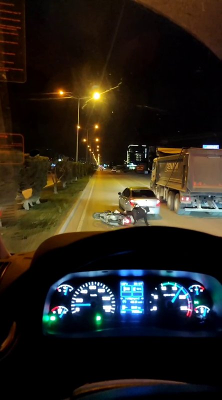 Yola savrulan 2 kişiye aldırış etmeyen sürücü arkasına bile bakmadı, o anlar kamerada