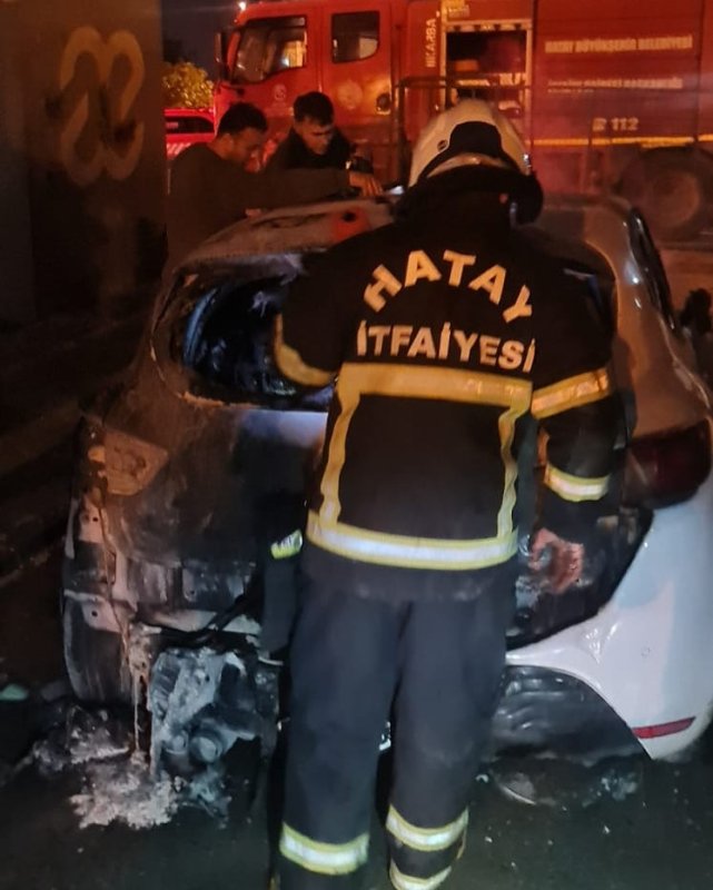 Hatay’da konteyner kent içinde bulunan araç küle döndü