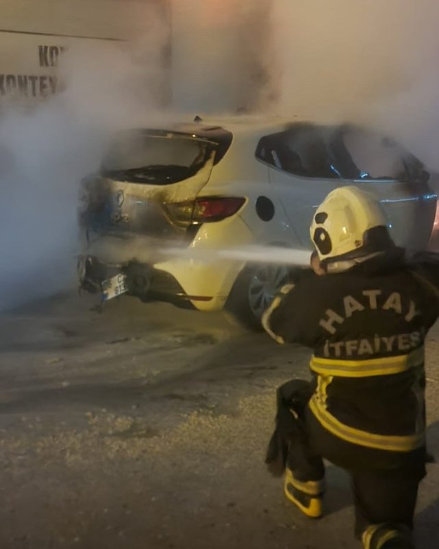 Hatay’da konteyner kent içinde bulunan araç küle döndü