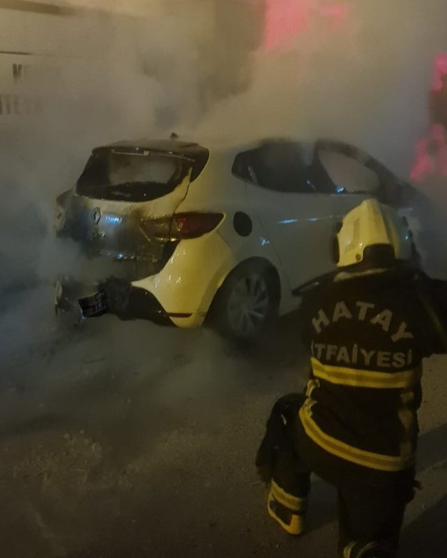 Hatay’da konteyner kent içinde bulunan araç küle döndü