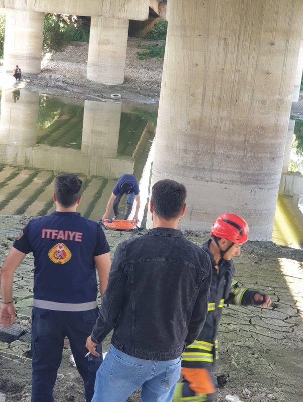 Asi Nehri’nde çamura saplanan vatandaşı itfaiye kurtardı 