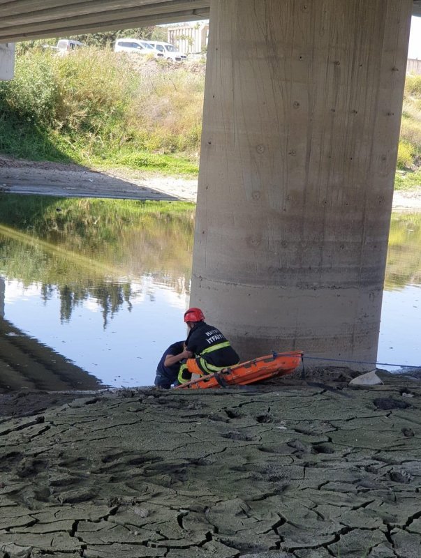 Asi Nehri’nde çamura saplanan vatandaşı itfaiye kurtardı 