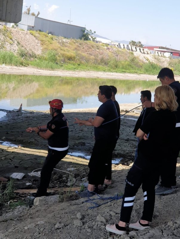 Asi Nehri’nde çamura saplanan vatandaşı itfaiye kurtardı