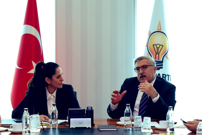 AK Parti Genel Başkan Yardımcısı ve Hatay Milletvekili Hüseyin Yayman, AK Parti Genel Merkezinde Çevre ve Şehircilik Başkanı Sevilay Tuncer