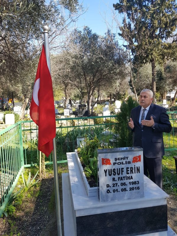 YAŞAR TOKSOY ŞEHİT MEZARINI ZİYARET ETTİ