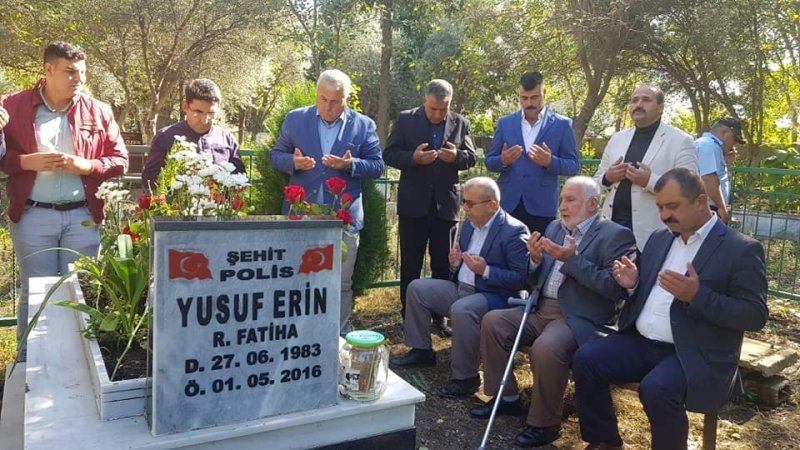 YAŞAR TOKSOY ŞEHİT MEZARINI ZİYARET ETTİ