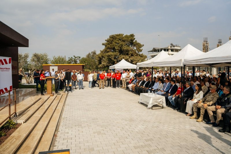 Hatay’da AKUT Vakfı tarafından yaptırılan ASM hizmete açıldı AKUT Vakfı, 6 Şubat 2023 depremlerinin ardından Hatay’ın yeniden yapılandırılmasına katkıda bulunmak amacıyla sürdürdüğü projelere bir yenisini daha ekledi. Turkish Philanthropy Funds (TPF) ve AKUT Vakfı bağışçılarının destekleriyle Hatay’ın Arsuz ilçesinde inşa edilen, 4 birimli (hekimli) Aile Sağlığı Merkezi (ASM), 8 Mayıs 2025 tarihinde düzenlenen törenle Sağlık Bakanlığı’na devredildi. 2011 yılında kurulan AKUT Vakfı, afet bilincini artırmak ve toplumsal dayanışmayı güçlendirmek misyonuyla çalışmalarını sürdürüyor. Deprem sonrası iyileşme sürecinde gerçekleştirdiği projelerle acil ihtiyaçların giderilmesi, eğitim ve insani yardım faaliyetleriyle çözümler üreten vakıf, Arsuz’daki Aile Sağlığı Merkezi ile bölge halkının sağlık hizmetlerine erişimini güçlendirmeyi amaçlıyor. MİMARİ TASARIMDA YEREL DOKU VE DOĞAYLA UYUM ÖN PLANDA Turkish Philanthropy Funds (TPF) ve bağışçıların desteğiyle hayata geçirilen AKUT VAKFI Aile Sağlığı Merkezi, 250 m² kapalı alanı ve çelik taşıyıcı sistemiyle modern bir sağlık tesisi olarak inşa edildi. Tasarım sürecinde eski kent dokusu ve yeşil çevre göz önüne alınarak hem dikey hem yatay düzlemde ayrıştırılan kütlelerle şekillendirildi. Bina Zeytin ağaçlarıyla çevrelendi. “TOPLUMSAL DAYANIŞMANIN VE KALICI ÇÖZÜMLERİN BİR SİMGESİ” 8 Mayıs 2025 tarihinde gerçekleştirilen törende; Arsuz Kaymakamlığı, Hatay İl Sağlık Müdürlüğü, Arsuz İlçe Sağlık Müdürlüğü, yerel yöneticiler, AKUT VAKFI Mütevelli Heyeti, AKUT VAKFI Yönetim Kurulu Üyeleri, AKUT VAKFI gönüllüleri ve bölge halkı bir araya geldi. Tören kapsamında kurdele kesimi ile merkezin devir teslimi resmi olarak gerçekleştirildi. Merkez, Sağlık Bakanlığı’nın sağlık personeli atamalarının ardından bölge halkına hizmet vermeye başlayacak. MAHRUKİ AÇILIŞ TÖRENİNE MESAJ GÖNDERDİ AKUT VAKFI Yönetim Kurulu Başkanı Ali Nasuh Mahruki, törene dair mesajını şu sözlerle ifade etti: “Depremin ilk anlarından itibaren Hatay’da, dayanışmayı büyütmek için var gücümüzle çalıştık. Aile Sağlığı Merkezi, bir bina olmanın ötesinde; toplumsal dayanışmanın ve kalıcı çözümlerin bir simgesi ve bölge halkının sağlık hizmetlerine erişiminde yeni bir umut. Eğitimden sağlığa, toplumsal iyileşmeye kadar her alanda kalıcı çözümler üretmeye devam edeceğiz. Hatay bizim için bir sorumluluk, bir dayanışma öyküsü. Bu merkezin de bölge halkının çok önemli bir ihtiyacını karşılayacağına inanıyoruz. BEARD: TESİS BÖLGE HALKININ İHTİYACINI KARŞILAYACAK ”AKUT VAKFI Mütevelli Heyeti Üyesi Dr. Pınar Beard ise şöyle konuştu: “2023’ten bu yana Hatay’dayız, çok sayıda proje hayata geçirdik. Geçtiğimiz yıl Hatay’da inşa ettiğimiz iki okulda 800’ün üzerinde öğrencimiz eğitim görüyor. Başarılarıyla bizi her geçen gün umutlandırıyorlar. Bu merkezin de bölge halkının çok önemli bir ihtiyacını karşılayacağına inanıyoruz. Yanımızda olan tüm kamu personeline, bağışçılarımıza ve gönüllülerimize teşekkür ederiz.”