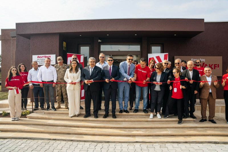 Hatay’da AKUT Vakfı tarafından yaptırılan ASM hizmete açıldı AKUT Vakfı, 6 Şubat 2023 depremlerinin ardından Hatay’ın yeniden yapılandırılmasına katkıda bulunmak amacıyla sürdürdüğü projelere bir yenisini daha ekledi. Turkish Philanthropy Funds (TPF) ve AKUT Vakfı bağışçılarının destekleriyle Hatay’ın Arsuz ilçesinde inşa edilen, 4 birimli (hekimli) Aile Sağlığı Merkezi (ASM), 8 Mayıs 2025 tarihinde düzenlenen törenle Sağlık Bakanlığı’na devredildi. 2011 yılında kurulan AKUT Vakfı, afet bilincini artırmak ve toplumsal dayanışmayı güçlendirmek misyonuyla çalışmalarını sürdürüyor. Deprem sonrası iyileşme sürecinde gerçekleştirdiği projelerle acil ihtiyaçların giderilmesi, eğitim ve insani yardım faaliyetleriyle çözümler üreten vakıf, Arsuz’daki Aile Sağlığı Merkezi ile bölge halkının sağlık hizmetlerine erişimini güçlendirmeyi amaçlıyor. MİMARİ TASARIMDA YEREL DOKU VE DOĞAYLA UYUM ÖN PLANDA Turkish Philanthropy Funds (TPF) ve bağışçıların desteğiyle hayata geçirilen AKUT VAKFI Aile Sağlığı Merkezi, 250 m² kapalı alanı ve çelik taşıyıcı sistemiyle modern bir sağlık tesisi olarak inşa edildi. Tasarım sürecinde eski kent dokusu ve yeşil çevre göz önüne alınarak hem dikey hem yatay düzlemde ayrıştırılan kütlelerle şekillendirildi. Bina Zeytin ağaçlarıyla çevrelendi. “TOPLUMSAL DAYANIŞMANIN VE KALICI ÇÖZÜMLERİN BİR SİMGESİ” 8 Mayıs 2025 tarihinde gerçekleştirilen törende; Arsuz Kaymakamlığı, Hatay İl Sağlık Müdürlüğü, Arsuz İlçe Sağlık Müdürlüğü, yerel yöneticiler, AKUT VAKFI Mütevelli Heyeti, AKUT VAKFI Yönetim Kurulu Üyeleri, AKUT VAKFI gönüllüleri ve bölge halkı bir araya geldi. Tören kapsamında kurdele kesimi ile merkezin devir teslimi resmi olarak gerçekleştirildi. Merkez, Sağlık Bakanlığı’nın sağlık personeli atamalarının ardından bölge halkına hizmet vermeye başlayacak. MAHRUKİ AÇILIŞ TÖRENİNE MESAJ GÖNDERDİ AKUT VAKFI Yönetim Kurulu Başkanı Ali Nasuh Mahruki, törene dair mesajını şu sözlerle ifade etti: “Depremin ilk anlarından itibaren Hatay’da, dayanışmayı büyütmek için var gücümüzle çalıştık. Aile Sağlığı Merkezi, bir bina olmanın ötesinde; toplumsal dayanışmanın ve kalıcı çözümlerin bir simgesi ve bölge halkının sağlık hizmetlerine erişiminde yeni bir umut. Eğitimden sağlığa, toplumsal iyileşmeye kadar her alanda kalıcı çözümler üretmeye devam edeceğiz. Hatay bizim için bir sorumluluk, bir dayanışma öyküsü. Bu merkezin de bölge halkının çok önemli bir ihtiyacını karşılayacağına inanıyoruz. BEARD: TESİS BÖLGE HALKININ İHTİYACINI KARŞILAYACAK ”AKUT VAKFI Mütevelli Heyeti Üyesi Dr. Pınar Beard ise şöyle konuştu: “2023’ten bu yana Hatay’dayız, çok sayıda proje hayata geçirdik. Geçtiğimiz yıl Hatay’da inşa ettiğimiz iki okulda 800’ün üzerinde öğrencimiz eğitim görüyor. Başarılarıyla bizi her geçen gün umutlandırıyorlar. Bu merkezin de bölge halkının çok önemli bir ihtiyacını karşılayacağına inanıyoruz. Yanımızda olan tüm kamu personeline, bağışçılarımıza ve gönüllülerimize teşekkür ederiz.”