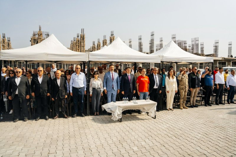 Hatay’da AKUT Vakfı tarafından yaptırılan ASM hizmete açıldı AKUT Vakfı, 6 Şubat 2023 depremlerinin ardından Hatay’ın yeniden yapılandırılmasına katkıda bulunmak amacıyla sürdürdüğü projelere bir yenisini daha ekledi. Turkish Philanthropy Funds (TPF) ve AKUT Vakfı bağışçılarının destekleriyle Hatay’ın Arsuz ilçesinde inşa edilen, 4 birimli (hekimli) Aile Sağlığı Merkezi (ASM), 8 Mayıs 2025 tarihinde düzenlenen törenle Sağlık Bakanlığı’na devredildi. 2011 yılında kurulan AKUT Vakfı, afet bilincini artırmak ve toplumsal dayanışmayı güçlendirmek misyonuyla çalışmalarını sürdürüyor. Deprem sonrası iyileşme sürecinde gerçekleştirdiği projelerle acil ihtiyaçların giderilmesi, eğitim ve insani yardım faaliyetleriyle çözümler üreten vakıf, Arsuz’daki Aile Sağlığı Merkezi ile bölge halkının sağlık hizmetlerine erişimini güçlendirmeyi amaçlıyor. MİMARİ TASARIMDA YEREL DOKU VE DOĞAYLA UYUM ÖN PLANDA Turkish Philanthropy Funds (TPF) ve bağışçıların desteğiyle hayata geçirilen AKUT VAKFI Aile Sağlığı Merkezi, 250 m² kapalı alanı ve çelik taşıyıcı sistemiyle modern bir sağlık tesisi olarak inşa edildi. Tasarım sürecinde eski kent dokusu ve yeşil çevre göz önüne alınarak hem dikey hem yatay düzlemde ayrıştırılan kütlelerle şekillendirildi. Bina Zeytin ağaçlarıyla çevrelendi. “TOPLUMSAL DAYANIŞMANIN VE KALICI ÇÖZÜMLERİN BİR SİMGESİ” 8 Mayıs 2025 tarihinde gerçekleştirilen törende; Arsuz Kaymakamlığı, Hatay İl Sağlık Müdürlüğü, Arsuz İlçe Sağlık Müdürlüğü, yerel yöneticiler, AKUT VAKFI Mütevelli Heyeti, AKUT VAKFI Yönetim Kurulu Üyeleri, AKUT VAKFI gönüllüleri ve bölge halkı bir araya geldi. Tören kapsamında kurdele kesimi ile merkezin devir teslimi resmi olarak gerçekleştirildi. Merkez, Sağlık Bakanlığı’nın sağlık personeli atamalarının ardından bölge halkına hizmet vermeye başlayacak. MAHRUKİ AÇILIŞ TÖRENİNE MESAJ GÖNDERDİ AKUT VAKFI Yönetim Kurulu Başkanı Ali Nasuh Mahruki, törene dair mesajını şu sözlerle ifade etti: “Depremin ilk anlarından itibaren Hatay’da, dayanışmayı büyütmek için var gücümüzle çalıştık. Aile Sağlığı Merkezi, bir bina olmanın ötesinde; toplumsal dayanışmanın ve kalıcı çözümlerin bir simgesi ve bölge halkının sağlık hizmetlerine erişiminde yeni bir umut. Eğitimden sağlığa, toplumsal iyileşmeye kadar her alanda kalıcı çözümler üretmeye devam edeceğiz. Hatay bizim için bir sorumluluk, bir dayanışma öyküsü. Bu merkezin de bölge halkının çok önemli bir ihtiyacını karşılayacağına inanıyoruz. BEARD: TESİS BÖLGE HALKININ İHTİYACINI KARŞILAYACAK ”AKUT VAKFI Mütevelli Heyeti Üyesi Dr. Pınar Beard ise şöyle konuştu: “2023’ten bu yana Hatay’dayız, çok sayıda proje hayata geçirdik. Geçtiğimiz yıl Hatay’da inşa ettiğimiz iki okulda 800’ün üzerinde öğrencimiz eğitim görüyor. Başarılarıyla bizi her geçen gün umutlandırıyorlar. Bu merkezin de bölge halkının çok önemli bir ihtiyacını karşılayacağına inanıyoruz. Yanımızda olan tüm kamu personeline, bağışçılarımıza ve gönüllülerimize teşekkür ederiz.”