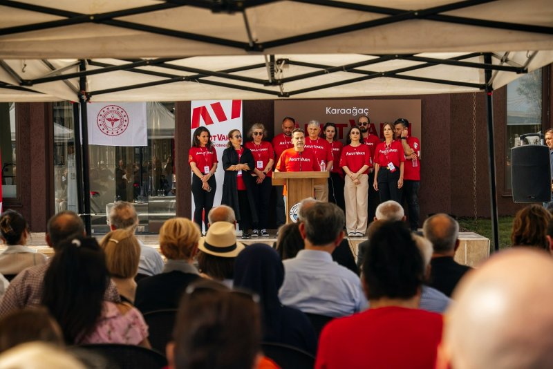 Hatay’da AKUT Vakfı tarafından yaptırılan ASM hizmete açıldı AKUT Vakfı, 6 Şubat 2023 depremlerinin ardından Hatay’ın yeniden yapılandırılmasına katkıda bulunmak amacıyla sürdürdüğü projelere bir yenisini daha ekledi. Turkish Philanthropy Funds (TPF) ve AKUT Vakfı bağışçılarının destekleriyle Hatay’ın Arsuz ilçesinde inşa edilen, 4 birimli (hekimli) Aile Sağlığı Merkezi (ASM), 8 Mayıs 2025 tarihinde düzenlenen törenle Sağlık Bakanlığı’na devredildi. 2011 yılında kurulan AKUT Vakfı, afet bilincini artırmak ve toplumsal dayanışmayı güçlendirmek misyonuyla çalışmalarını sürdürüyor. Deprem sonrası iyileşme sürecinde gerçekleştirdiği projelerle acil ihtiyaçların giderilmesi, eğitim ve insani yardım faaliyetleriyle çözümler üreten vakıf, Arsuz’daki Aile Sağlığı Merkezi ile bölge halkının sağlık hizmetlerine erişimini güçlendirmeyi amaçlıyor. MİMARİ TASARIMDA YEREL DOKU VE DOĞAYLA UYUM ÖN PLANDA Turkish Philanthropy Funds (TPF) ve bağışçıların desteğiyle hayata geçirilen AKUT VAKFI Aile Sağlığı Merkezi, 250 m² kapalı alanı ve çelik taşıyıcı sistemiyle modern bir sağlık tesisi olarak inşa edildi. Tasarım sürecinde eski kent dokusu ve yeşil çevre göz önüne alınarak hem dikey hem yatay düzlemde ayrıştırılan kütlelerle şekillendirildi. Bina Zeytin ağaçlarıyla çevrelendi. “TOPLUMSAL DAYANIŞMANIN VE KALICI ÇÖZÜMLERİN BİR SİMGESİ” 8 Mayıs 2025 tarihinde gerçekleştirilen törende; Arsuz Kaymakamlığı, Hatay İl Sağlık Müdürlüğü, Arsuz İlçe Sağlık Müdürlüğü, yerel yöneticiler, AKUT VAKFI Mütevelli Heyeti, AKUT VAKFI Yönetim Kurulu Üyeleri, AKUT VAKFI gönüllüleri ve bölge halkı bir araya geldi. Tören kapsamında kurdele kesimi ile merkezin devir teslimi resmi olarak gerçekleştirildi. Merkez, Sağlık Bakanlığı’nın sağlık personeli atamalarının ardından bölge halkına hizmet vermeye başlayacak. MAHRUKİ AÇILIŞ TÖRENİNE MESAJ GÖNDERDİ AKUT VAKFI Yönetim Kurulu Başkanı Ali Nasuh Mahruki, törene dair mesajını şu sözlerle ifade etti: “Depremin ilk anlarından itibaren Hatay’da, dayanışmayı büyütmek için var gücümüzle çalıştık. Aile Sağlığı Merkezi, bir bina olmanın ötesinde; toplumsal dayanışmanın ve kalıcı çözümlerin bir simgesi ve bölge halkının sağlık hizmetlerine erişiminde yeni bir umut. Eğitimden sağlığa, toplumsal iyileşmeye kadar her alanda kalıcı çözümler üretmeye devam edeceğiz. Hatay bizim için bir sorumluluk, bir dayanışma öyküsü. Bu merkezin de bölge halkının çok önemli bir ihtiyacını karşılayacağına inanıyoruz. BEARD: TESİS BÖLGE HALKININ İHTİYACINI KARŞILAYACAK ”AKUT VAKFI Mütevelli Heyeti Üyesi Dr. Pınar Beard ise şöyle konuştu: “2023’ten bu yana Hatay’dayız, çok sayıda proje hayata geçirdik. Geçtiğimiz yıl Hatay’da inşa ettiğimiz iki okulda 800’ün üzerinde öğrencimiz eğitim görüyor. Başarılarıyla bizi her geçen gün umutlandırıyorlar. Bu merkezin de bölge halkının çok önemli bir ihtiyacını karşılayacağına inanıyoruz. Yanımızda olan tüm kamu personeline, bağışçılarımıza ve gönüllülerimize teşekkür ederiz.”