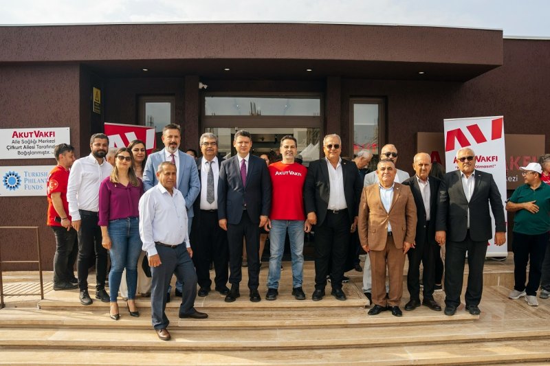 Hatay’da AKUT Vakfı tarafından yaptırılan ASM hizmete açıldı AKUT Vakfı, 6 Şubat 2023 depremlerinin ardından Hatay’ın yeniden yapılandırılmasına katkıda bulunmak amacıyla sürdürdüğü projelere bir yenisini daha ekledi. Turkish Philanthropy Funds (TPF) ve AKUT Vakfı bağışçılarının destekleriyle Hatay’ın Arsuz ilçesinde inşa edilen, 4 birimli (hekimli) Aile Sağlığı Merkezi (ASM), 8 Mayıs 2025 tarihinde düzenlenen törenle Sağlık Bakanlığı’na devredildi. 2011 yılında kurulan AKUT Vakfı, afet bilincini artırmak ve toplumsal dayanışmayı güçlendirmek misyonuyla çalışmalarını sürdürüyor. Deprem sonrası iyileşme sürecinde gerçekleştirdiği projelerle acil ihtiyaçların giderilmesi, eğitim ve insani yardım faaliyetleriyle çözümler üreten vakıf, Arsuz’daki Aile Sağlığı Merkezi ile bölge halkının sağlık hizmetlerine erişimini güçlendirmeyi amaçlıyor. MİMARİ TASARIMDA YEREL DOKU VE DOĞAYLA UYUM ÖN PLANDA Turkish Philanthropy Funds (TPF) ve bağışçıların desteğiyle hayata geçirilen AKUT VAKFI Aile Sağlığı Merkezi, 250 m² kapalı alanı ve çelik taşıyıcı sistemiyle modern bir sağlık tesisi olarak inşa edildi. Tasarım sürecinde eski kent dokusu ve yeşil çevre göz önüne alınarak hem dikey hem yatay düzlemde ayrıştırılan kütlelerle şekillendirildi. Bina Zeytin ağaçlarıyla çevrelendi. “TOPLUMSAL DAYANIŞMANIN VE KALICI ÇÖZÜMLERİN BİR SİMGESİ” 8 Mayıs 2025 tarihinde gerçekleştirilen törende; Arsuz Kaymakamlığı, Hatay İl Sağlık Müdürlüğü, Arsuz İlçe Sağlık Müdürlüğü, yerel yöneticiler, AKUT VAKFI Mütevelli Heyeti, AKUT VAKFI Yönetim Kurulu Üyeleri, AKUT VAKFI gönüllüleri ve bölge halkı bir araya geldi. Tören kapsamında kurdele kesimi ile merkezin devir teslimi resmi olarak gerçekleştirildi. Merkez, Sağlık Bakanlığı’nın sağlık personeli atamalarının ardından bölge halkına hizmet vermeye başlayacak. MAHRUKİ AÇILIŞ TÖRENİNE MESAJ GÖNDERDİ AKUT VAKFI Yönetim Kurulu Başkanı Ali Nasuh Mahruki, törene dair mesajını şu sözlerle ifade etti: “Depremin ilk anlarından itibaren Hatay’da, dayanışmayı büyütmek için var gücümüzle çalıştık. Aile Sağlığı Merkezi, bir bina olmanın ötesinde; toplumsal dayanışmanın ve kalıcı çözümlerin bir simgesi ve bölge halkının sağlık hizmetlerine erişiminde yeni bir umut. Eğitimden sağlığa, toplumsal iyileşmeye kadar her alanda kalıcı çözümler üretmeye devam edeceğiz. Hatay bizim için bir sorumluluk, bir dayanışma öyküsü. Bu merkezin de bölge halkının çok önemli bir ihtiyacını karşılayacağına inanıyoruz. BEARD: TESİS BÖLGE HALKININ İHTİYACINI KARŞILAYACAK ”AKUT VAKFI Mütevelli Heyeti Üyesi Dr. Pınar Beard ise şöyle konuştu: “2023’ten bu yana Hatay’dayız, çok sayıda proje hayata geçirdik. Geçtiğimiz yıl Hatay’da inşa ettiğimiz iki okulda 800’ün üzerinde öğrencimiz eğitim görüyor. Başarılarıyla bizi her geçen gün umutlandırıyorlar. Bu merkezin de bölge halkının çok önemli bir ihtiyacını karşılayacağına inanıyoruz. Yanımızda olan tüm kamu personeline, bağışçılarımıza ve gönüllülerimize teşekkür ederiz.”