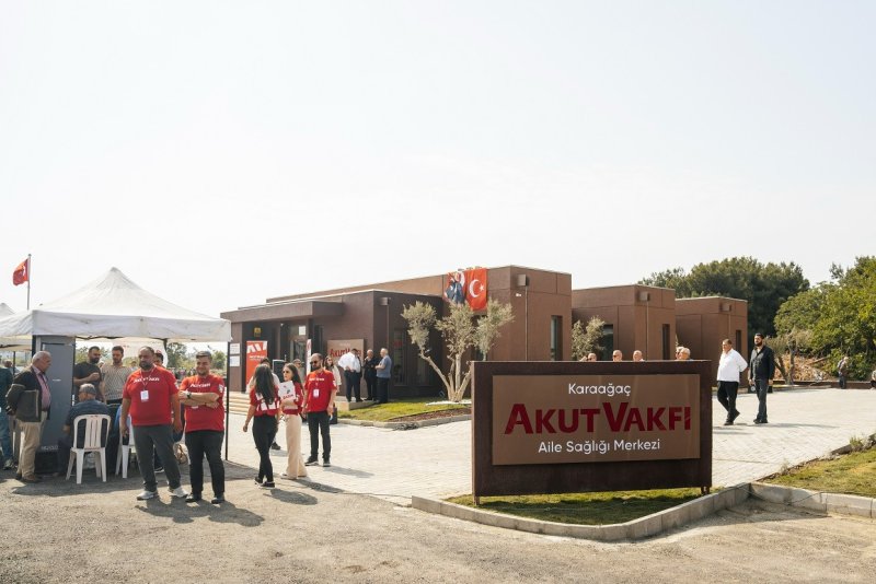 Hatay’da AKUT Vakfı tarafından yaptırılan ASM hizmete açıldı AKUT Vakfı, 6 Şubat 2023 depremlerinin ardından Hatay’ın yeniden yapılandırılmasına katkıda bulunmak amacıyla sürdürdüğü projelere bir yenisini daha ekledi. Turkish Philanthropy Funds (TPF) ve AKUT Vakfı bağışçılarının destekleriyle Hatay’ın Arsuz ilçesinde inşa edilen, 4 birimli (hekimli) Aile Sağlığı Merkezi (ASM), 8 Mayıs 2025 tarihinde düzenlenen törenle Sağlık Bakanlığı’na devredildi. 2011 yılında kurulan AKUT Vakfı, afet bilincini artırmak ve toplumsal dayanışmayı güçlendirmek misyonuyla çalışmalarını sürdürüyor. Deprem sonrası iyileşme sürecinde gerçekleştirdiği projelerle acil ihtiyaçların giderilmesi, eğitim ve insani yardım faaliyetleriyle çözümler üreten vakıf, Arsuz’daki Aile Sağlığı Merkezi ile bölge halkının sağlık hizmetlerine erişimini güçlendirmeyi amaçlıyor. MİMARİ TASARIMDA YEREL DOKU VE DOĞAYLA UYUM ÖN PLANDA Turkish Philanthropy Funds (TPF) ve bağışçıların desteğiyle hayata geçirilen AKUT VAKFI Aile Sağlığı Merkezi, 250 m² kapalı alanı ve çelik taşıyıcı sistemiyle modern bir sağlık tesisi olarak inşa edildi. Tasarım sürecinde eski kent dokusu ve yeşil çevre göz önüne alınarak hem dikey hem yatay düzlemde ayrıştırılan kütlelerle şekillendirildi. Bina Zeytin ağaçlarıyla çevrelendi. “TOPLUMSAL DAYANIŞMANIN VE KALICI ÇÖZÜMLERİN BİR SİMGESİ” 8 Mayıs 2025 tarihinde gerçekleştirilen törende; Arsuz Kaymakamlığı, Hatay İl Sağlık Müdürlüğü, Arsuz İlçe Sağlık Müdürlüğü, yerel yöneticiler, AKUT VAKFI Mütevelli Heyeti, AKUT VAKFI Yönetim Kurulu Üyeleri, AKUT VAKFI gönüllüleri ve bölge halkı bir araya geldi. Tören kapsamında kurdele kesimi ile merkezin devir teslimi resmi olarak gerçekleştirildi. Merkez, Sağlık Bakanlığı’nın sağlık personeli atamalarının ardından bölge halkına hizmet vermeye başlayacak. MAHRUKİ AÇILIŞ TÖRENİNE MESAJ GÖNDERDİ AKUT VAKFI Yönetim Kurulu Başkanı Ali Nasuh Mahruki, törene dair mesajını şu sözlerle ifade etti: “Depremin ilk anlarından itibaren Hatay’da, dayanışmayı büyütmek için var gücümüzle çalıştık. Aile Sağlığı Merkezi, bir bina olmanın ötesinde; toplumsal dayanışmanın ve kalıcı çözümlerin bir simgesi ve bölge halkının sağlık hizmetlerine erişiminde yeni bir umut. Eğitimden sağlığa, toplumsal iyileşmeye kadar her alanda kalıcı çözümler üretmeye devam edeceğiz. Hatay bizim için bir sorumluluk, bir dayanışma öyküsü. Bu merkezin de bölge halkının çok önemli bir ihtiyacını karşılayacağına inanıyoruz. BEARD: TESİS BÖLGE HALKININ İHTİYACINI KARŞILAYACAK ”AKUT VAKFI Mütevelli Heyeti Üyesi Dr. Pınar Beard ise şöyle konuştu: “2023’ten bu yana Hatay’dayız, çok sayıda proje hayata geçirdik. Geçtiğimiz yıl Hatay’da inşa ettiğimiz iki okulda 800’ün üzerinde öğrencimiz eğitim görüyor. Başarılarıyla bizi her geçen gün umutlandırıyorlar. Bu merkezin de bölge halkının çok önemli bir ihtiyacını karşılayacağına inanıyoruz. Yanımızda olan tüm kamu personeline, bağışçılarımıza ve gönüllülerimize teşekkür ederiz.”