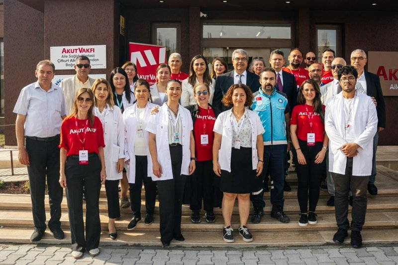 Hatay’da AKUT Vakfı tarafından yaptırılan ASM hizmete açıldı AKUT Vakfı, 6 Şubat 2023 depremlerinin ardından Hatay’ın yeniden yapılandırılmasına katkıda bulunmak amacıyla sürdürdüğü projelere bir yenisini daha ekledi. Turkish Philanthropy Funds (TPF) ve AKUT Vakfı bağışçılarının destekleriyle Hatay’ın Arsuz ilçesinde inşa edilen, 4 birimli (hekimli) Aile Sağlığı Merkezi (ASM), 8 Mayıs 2025 tarihinde düzenlenen törenle Sağlık Bakanlığı’na devredildi. 2011 yılında kurulan AKUT Vakfı, afet bilincini artırmak ve toplumsal dayanışmayı güçlendirmek misyonuyla çalışmalarını sürdürüyor. Deprem sonrası iyileşme sürecinde gerçekleştirdiği projelerle acil ihtiyaçların giderilmesi, eğitim ve insani yardım faaliyetleriyle çözümler üreten vakıf, Arsuz’daki Aile Sağlığı Merkezi ile bölge halkının sağlık hizmetlerine erişimini güçlendirmeyi amaçlıyor. MİMARİ TASARIMDA YEREL DOKU VE DOĞAYLA UYUM ÖN PLANDA Turkish Philanthropy Funds (TPF) ve bağışçıların desteğiyle hayata geçirilen AKUT VAKFI Aile Sağlığı Merkezi, 250 m² kapalı alanı ve çelik taşıyıcı sistemiyle modern bir sağlık tesisi olarak inşa edildi. Tasarım sürecinde eski kent dokusu ve yeşil çevre göz önüne alınarak hem dikey hem yatay düzlemde ayrıştırılan kütlelerle şekillendirildi. Bina Zeytin ağaçlarıyla çevrelendi. “TOPLUMSAL DAYANIŞMANIN VE KALICI ÇÖZÜMLERİN BİR SİMGESİ” 8 Mayıs 2025 tarihinde gerçekleştirilen törende; Arsuz Kaymakamlığı, Hatay İl Sağlık Müdürlüğü, Arsuz İlçe Sağlık Müdürlüğü, yerel yöneticiler, AKUT VAKFI Mütevelli Heyeti, AKUT VAKFI Yönetim Kurulu Üyeleri, AKUT VAKFI gönüllüleri ve bölge halkı bir araya geldi. Tören kapsamında kurdele kesimi ile merkezin devir teslimi resmi olarak gerçekleştirildi. Merkez, Sağlık Bakanlığı’nın sağlık personeli atamalarının ardından bölge halkına hizmet vermeye başlayacak. MAHRUKİ AÇILIŞ TÖRENİNE MESAJ GÖNDERDİ AKUT VAKFI Yönetim Kurulu Başkanı Ali Nasuh Mahruki, törene dair mesajını şu sözlerle ifade etti: “Depremin ilk anlarından itibaren Hatay’da, dayanışmayı büyütmek için var gücümüzle çalıştık. Aile Sağlığı Merkezi, bir bina olmanın ötesinde; toplumsal dayanışmanın ve kalıcı çözümlerin bir simgesi ve bölge halkının sağlık hizmetlerine erişiminde yeni bir umut. Eğitimden sağlığa, toplumsal iyileşmeye kadar her alanda kalıcı çözümler üretmeye devam edeceğiz. Hatay bizim için bir sorumluluk, bir dayanışma öyküsü. Bu merkezin de bölge halkının çok önemli bir ihtiyacını karşılayacağına inanıyoruz. BEARD: TESİS BÖLGE HALKININ İHTİYACINI KARŞILAYACAK ”AKUT VAKFI Mütevelli Heyeti Üyesi Dr. Pınar Beard ise şöyle konuştu: “2023’ten bu yana Hatay’dayız, çok sayıda proje hayata geçirdik. Geçtiğimiz yıl Hatay’da inşa ettiğimiz iki okulda 800’ün üzerinde öğrencimiz eğitim görüyor. Başarılarıyla bizi her geçen gün umutlandırıyorlar. Bu merkezin de bölge halkının çok önemli bir ihtiyacını karşılayacağına inanıyoruz. Yanımızda olan tüm kamu personeline, bağışçılarımıza ve gönüllülerimize teşekkür ederiz.”