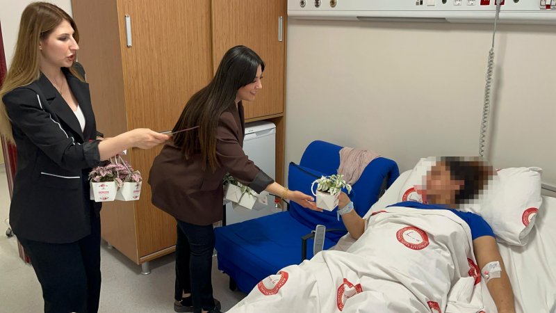 Depremzede kadınların Anneler Günü, hediye çeki ve çiçeklerle kutlandı