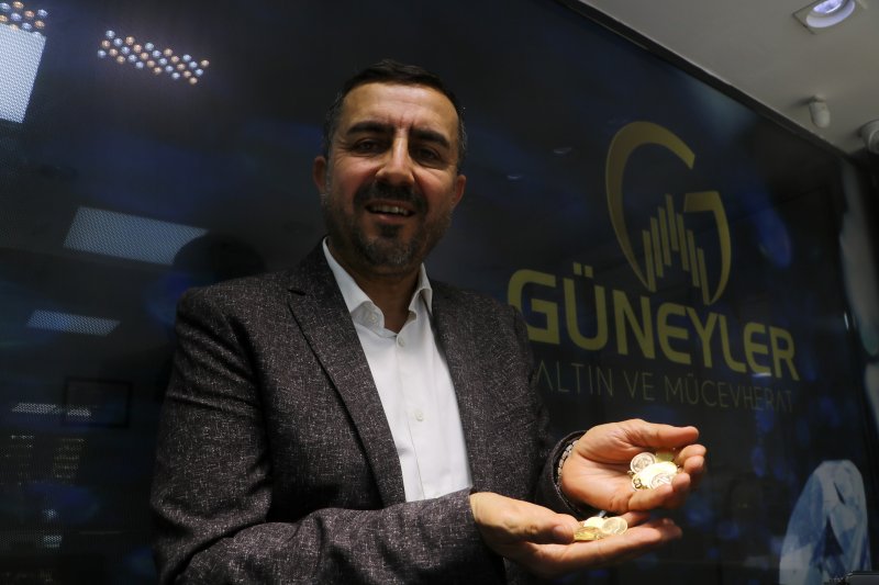 Depremzede kadınların Anneler Günü, hediye çeki ve çiçeklerle kutlandı