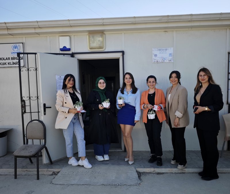 Depremzede kadınların Anneler Günü, hediye çeki ve çiçeklerle kutlandı