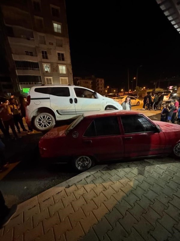 İlginç kaza: Satmak için kaporasını aldığı otomobilinin üzerine hafif ticari araç çıktı (Fotoğraflı - Görüntülü) Mehmet İhsan Çakar HATAY (İHA) - Hatay’da park halinde bulunan Tofaş marka otomobilin üzerine hafif ticari araç çıktı. Yaralanmanın yaşanmadığı kazada Tofaş sürücüsünün aracını satmak üzere olduğu öğrenildi. Kaza, Kırıkhan ilçesi Mimar Sinan Mahallesi’nde yaşandı. Cadde üzerinde ilerleyen Fiat marka 31 NEE 23 plakalı hafif ticari araç, sürücüsünün direksiyon hakimiyetini kaybetmesiyle 80 AGN 312 plakalı Tofaş marka otomobilin üzerine çıktı. Kazada araçlarda hasar oluşurken yaralanma yaşanmadı. Tofaş sürücüsü aracını satmak için kaparo aldığını ifade ederek hafif ticari araç sürücüsüne tepki gösterdi. Tofaş'ın üzerine çıkan araç, vatandaşlar tarafından indirildi. Araçların çekiciyle otoparka çekilmesiyle yol trafiğe açıldı.