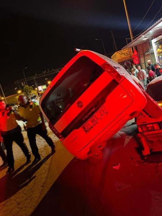 İlginç kaza: Satmak için kaporasını aldığı otomobilinin üzerine hafif ticari araç çıktı (Fotoğraflı - Görüntülü) Mehmet İhsan Çakar HATAY (İHA) - Hatay’da park halinde bulunan Tofaş marka otomobilin üzerine hafif ticari araç çıktı. Yaralanmanın yaşanmadığı kazada Tofaş sürücüsünün aracını satmak üzere olduğu öğrenildi. Kaza, Kırıkhan ilçesi Mimar Sinan Mahallesi’nde yaşandı. Cadde üzerinde ilerleyen Fiat marka 31 NEE 23 plakalı hafif ticari araç, sürücüsünün direksiyon hakimiyetini kaybetmesiyle 80 AGN 312 plakalı Tofaş marka otomobilin üzerine çıktı. Kazada araçlarda hasar oluşurken yaralanma yaşanmadı. Tofaş sürücüsü aracını satmak için kaparo aldığını ifade ederek hafif ticari araç sürücüsüne tepki gösterdi. Tofaş'ın üzerine çıkan araç, vatandaşlar tarafından indirildi. Araçların çekiciyle otoparka çekilmesiyle yol trafiğe açıldı.