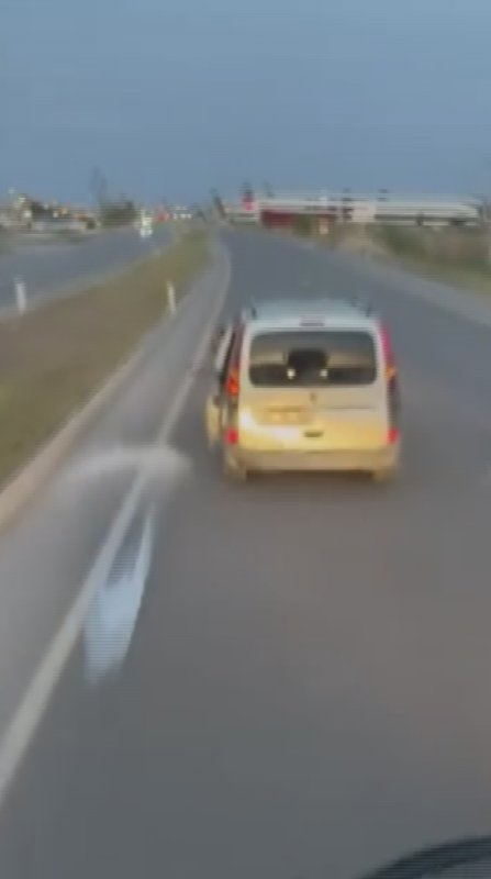 Tartıştığı sürücüye seyir halindeyken içecek fırlattı, o anlar kamerada