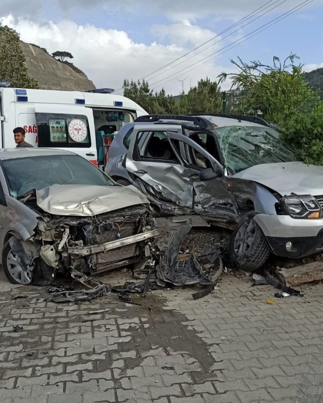 Belen'de trafik kazası: 2 yaralı (Fotoğraflı) Mehmet İhsan Çakar HATAY (İHA) - Hatay'da otomobil ve hafif ticari aracın çarpışması sonucu yaşanan kazada 2 kişi yaralandı. Kaza, akşam saatlerinde Antakya-İskenderun yolu İssume Mahallesi mevkiinde yaşandı. M. S. idaresindeki otomobil, kavşaktan dönüş yapan M. S. yönetimindeki hafif ticari araçla çarpıştı. Çarpışmanın etkisiyle 2 aracın sürücüsü de yaralandı. Yaralı şahıslar itfaiye ekipleri tarafından kurtarılarak sağlık ekiplerine teslim edildi. Yaralı şahıslar olay yerindeki müdahalenin ardından hastaneye kaldırıldı. Polis ekipleri kazayla ilgili inceleme başlattı.