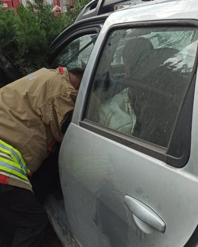 Belen'de trafik kazası: 2 yaralı (Fotoğraflı) Mehmet İhsan Çakar HATAY (İHA) - Hatay'da otomobil ve hafif ticari aracın çarpışması sonucu yaşanan kazada 2 kişi yaralandı. Kaza, akşam saatlerinde Antakya-İskenderun yolu İssume Mahallesi mevkiinde yaşandı. M. S. idaresindeki otomobil, kavşaktan dönüş yapan M. S. yönetimindeki hafif ticari araçla çarpıştı. Çarpışmanın etkisiyle 2 aracın sürücüsü de yaralandı. Yaralı şahıslar itfaiye ekipleri tarafından kurtarılarak sağlık ekiplerine teslim edildi. Yaralı şahıslar olay yerindeki müdahalenin ardından hastaneye kaldırıldı. Polis ekipleri kazayla ilgili inceleme başlattı.
