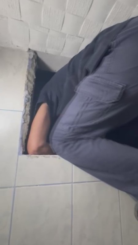 Bina boşluğuna düşen yavru kedi itfaiye ekiplerince kurtarıldı