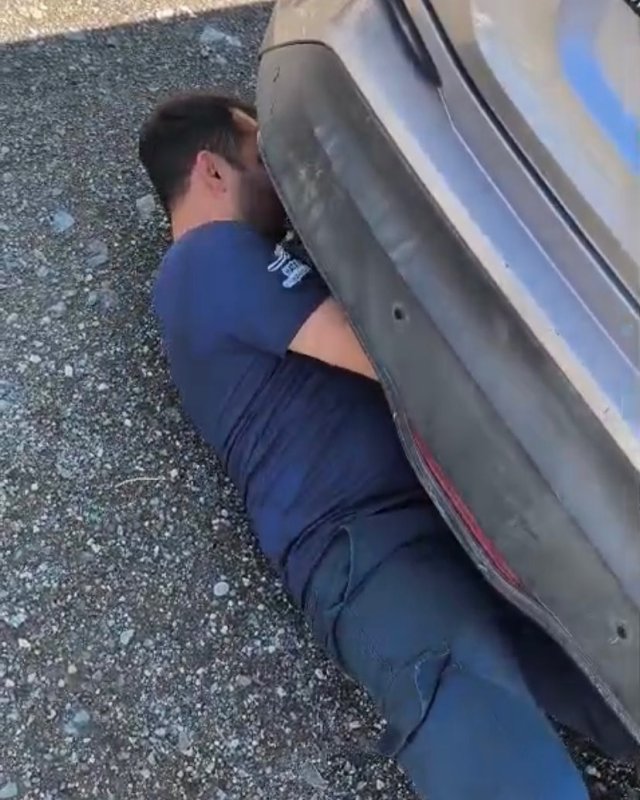 Aracın altına sıkışan yavru kediyi itfaiye kurtardı (Fotoğraflı) Ferit Savaş HATAY (İHA) - Hatay'da aracın alt kısmına sıkışan yavru kedi itfaiye ekipleri tarafından kurtarıldı. Arsuz ilçesi Karaağaç Şarkonak Mahallesi’nde bir aracın altına sıkışan yavru kedinin miyavlama sesini fark eden vatandaşlar durumu itfaiye ekiplerine bildirdi. İhbar üzerine bölgeye giden ekipler, yavru kediyi kurtardı. Sağlıklı bir şekilde kurtarılan kedi, beslenerek doğal yaşam alanına bırakıldı.