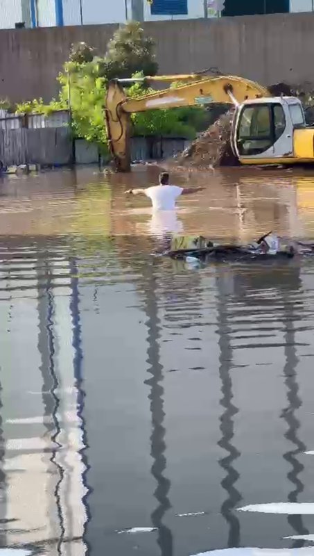 İş makinası operatöründen oyunları aratmayan kurtarma operasyonu